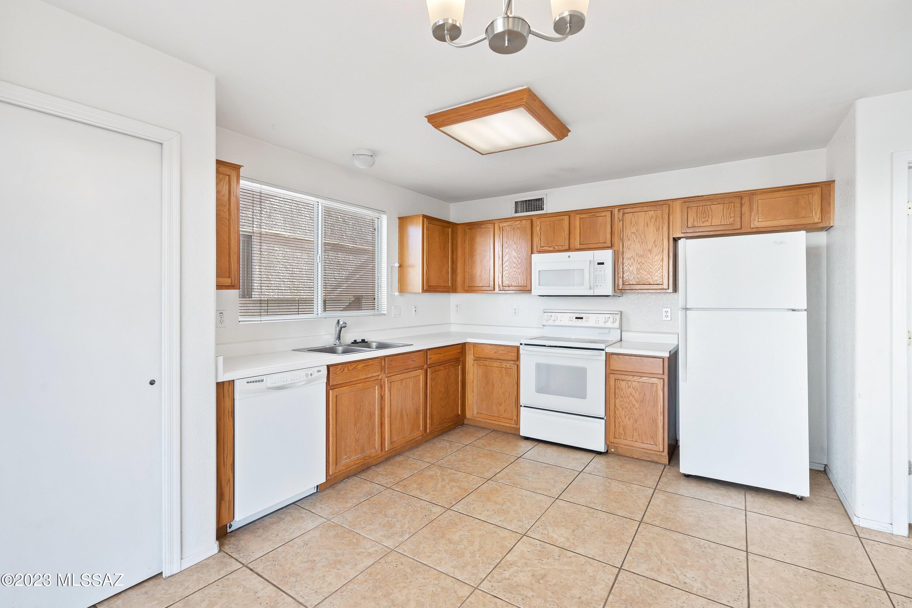 Hacienda Del Oro (1-879) - Residential Lease