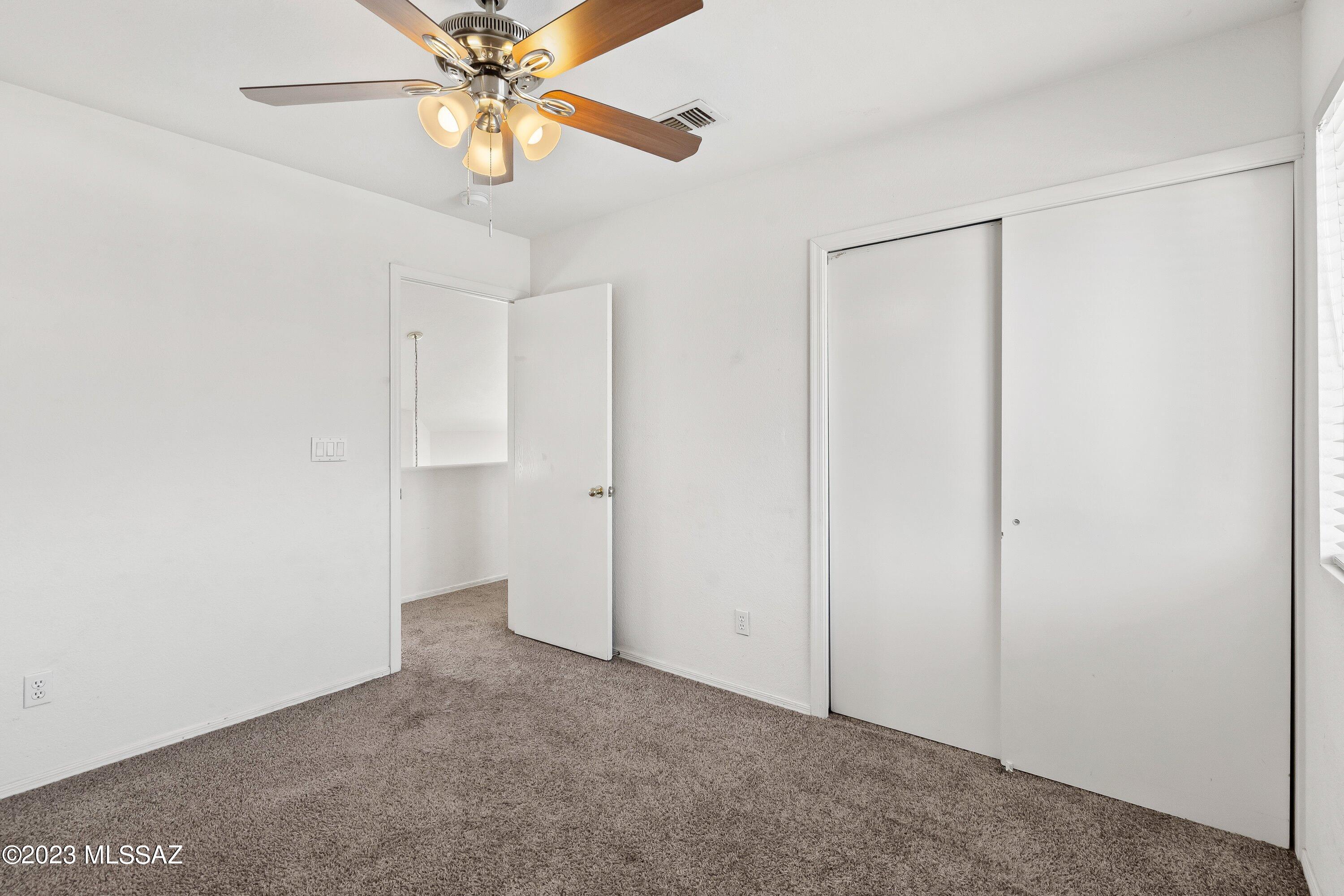 Hacienda Del Oro (1-879) - Residential Lease