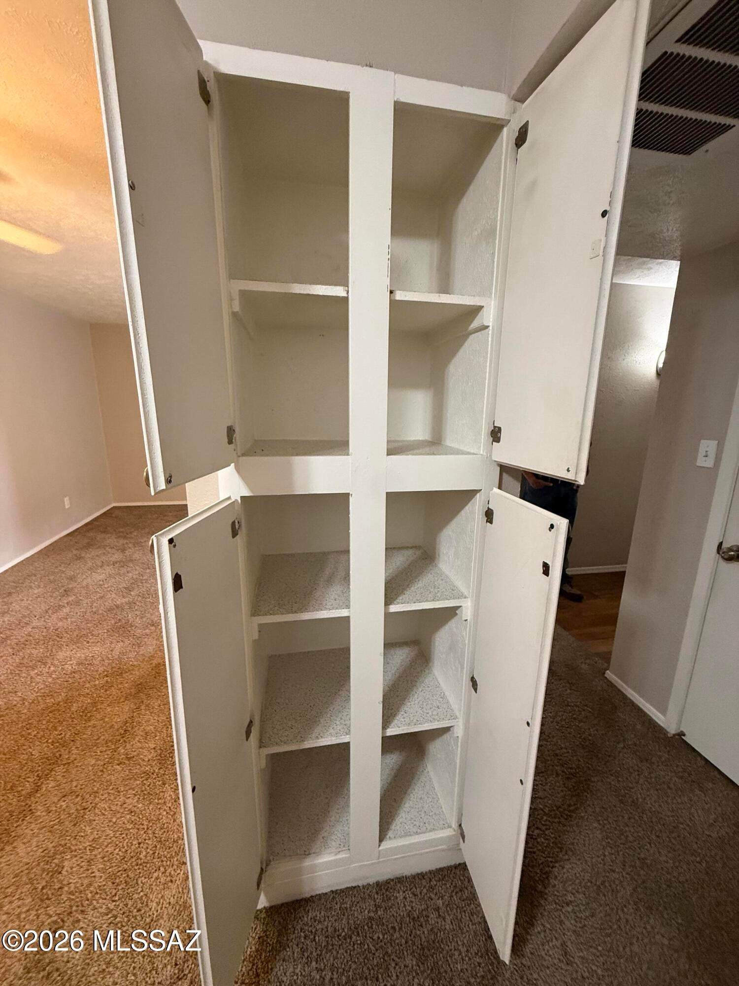 Super Cute Studio Apartment/Condo Rental.  EXCELLENT EAST SIDE location near hospitals shopping malls and trendy & popular restaurants. 2nd level unit with a Wonderfully inviting open great room floorplan.  Rents incluyde water and trash. Pets with landlord approval.