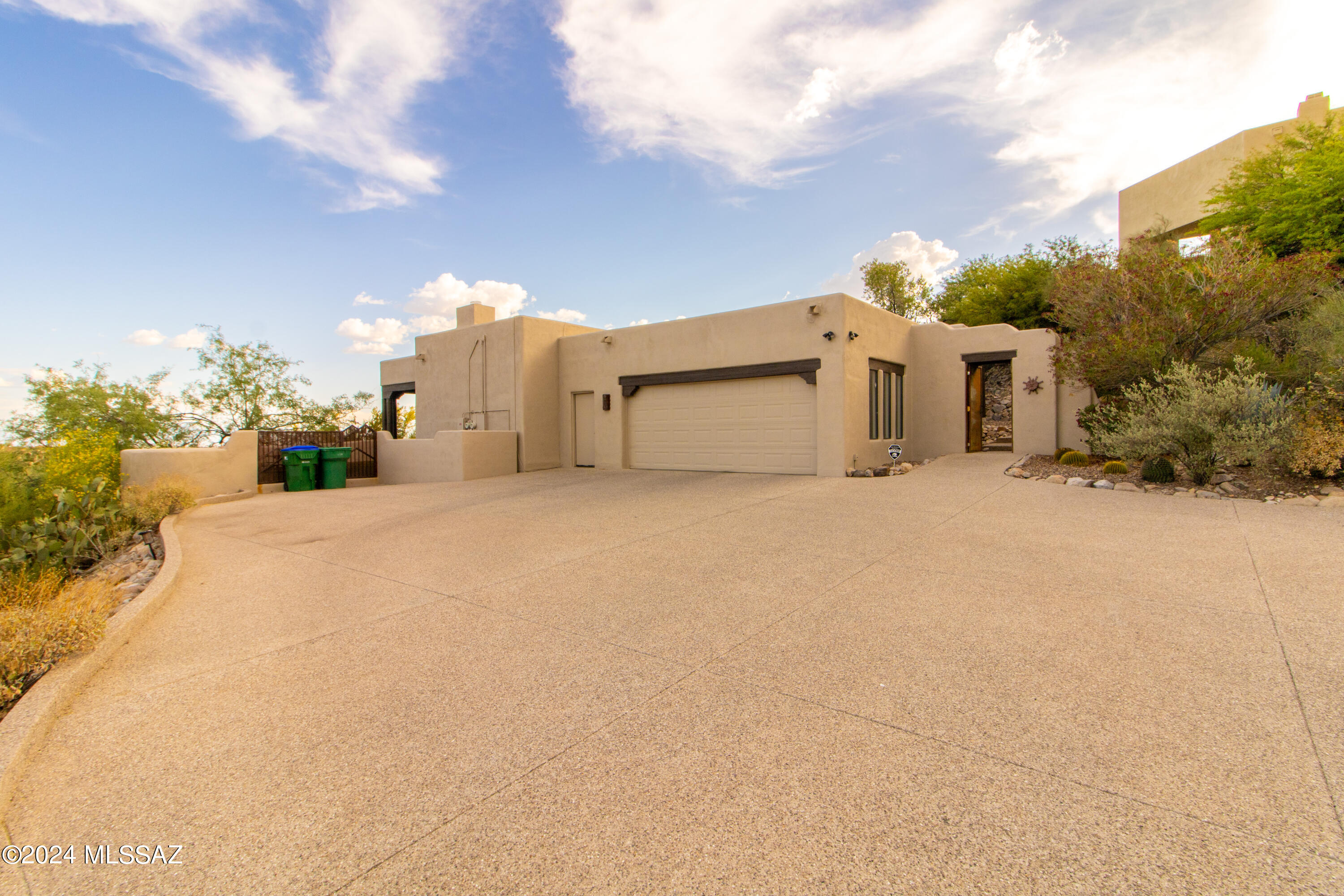Gorgeous Fully Furnished 3 Bedroom/2.5 Bath. Has a stunning patio/fireplace area, BBQ, Swimming Pool, artificial grass. Breathtaking City and Mountain View. A must see!
12-month lease or short-term 1-month minimum. Tenant pays utilities. List price is average, please call for exact pricing and availability.