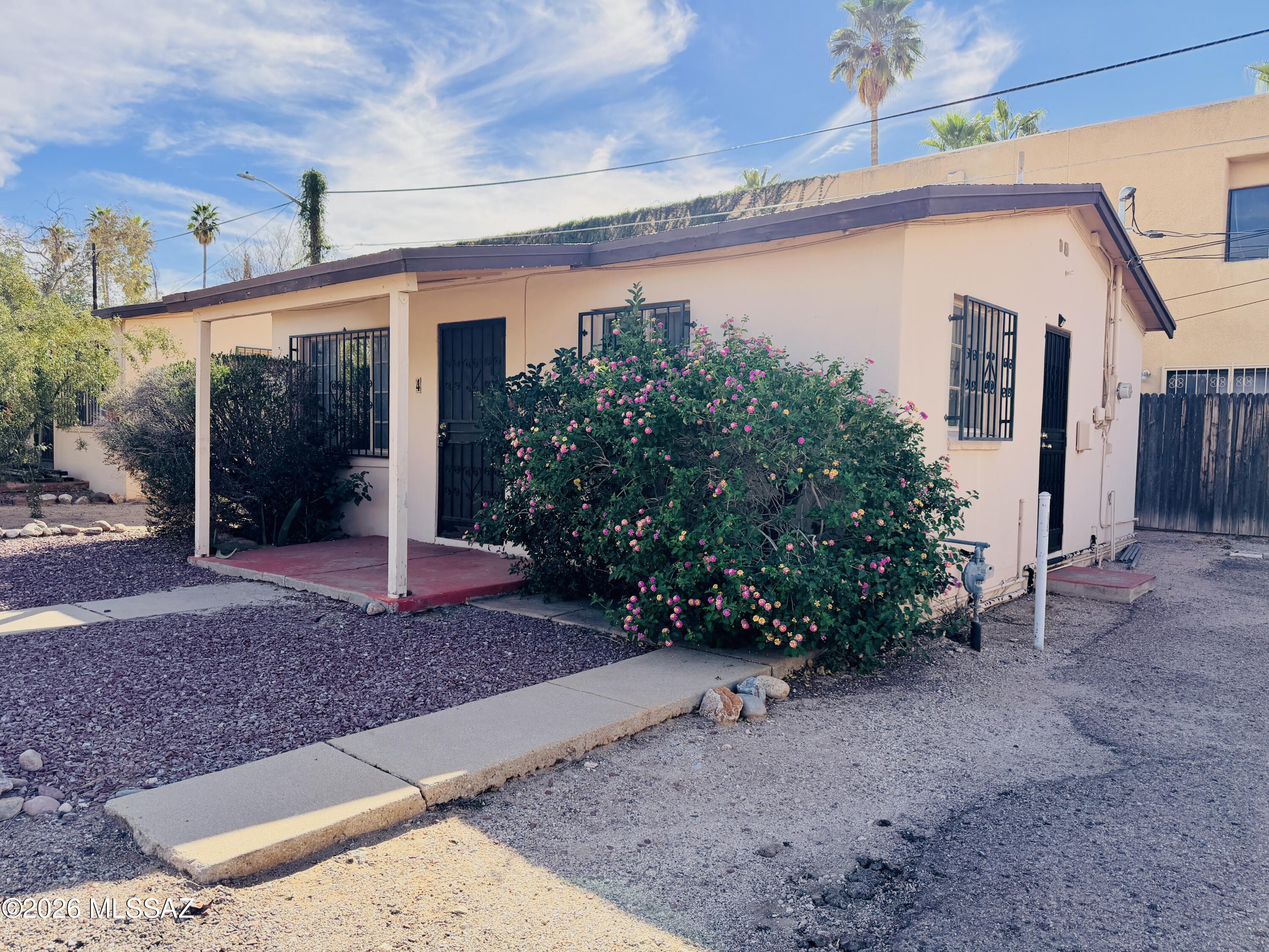 CENTRAL TUCSON!  1 bedroom casita in central gated community. Tile throughout the home.  Close to shopping and bus lines. Pets Negotiable. Tenant pays flat rate of $35 per month for water, trash and sewer. Coin operated laundry shared with other units. 
*no fenced in yard*