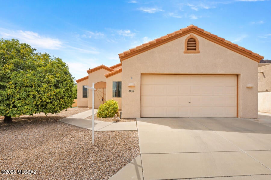 Popular open floor plan - 2 bed 2 bath plus den/office. Very comfortable home in search of a happy new owner, this home has been well maintained, mechanicals have been updated, split floor plan, large living - dining area. Updates: water softener 2024, refrigerator and dishwasher 2019, HVAC dishwasher and disposal 2018, new oversized Low E rear windows 2017 with remote control Hunter Douglas remote control shades. Flacon Ridge is a GATED 55+ Community, a private little pocket community hidden away with the serenity of the Tucson Mountain range just a few miles from the spectacular Saguaro National Forrest West.