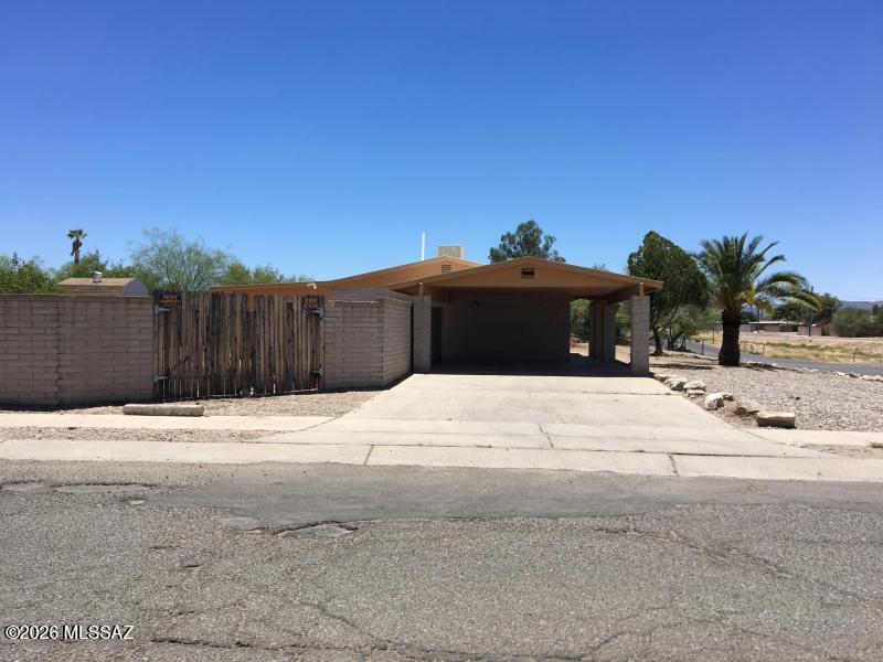 Cute 3 bedroom 2 bath home on the NW side of Tucson.  Updated kitchen has newer cabinets and granite countertops. AC and wood laminate flooring throughout. Large master bedroom with newly renovated master bathroom. Huge backyard that backs up to wash. Rent: $1695. Security Deposit $1900. Pet Deposit $100/pet per pet plus $25/month pet rent per pet. Application requirements which will all be verified: Current/recent rental history in good standing, No history of eviction, Verifiable monthly income of at least 2.5 times rent, Must be clean and responsible.