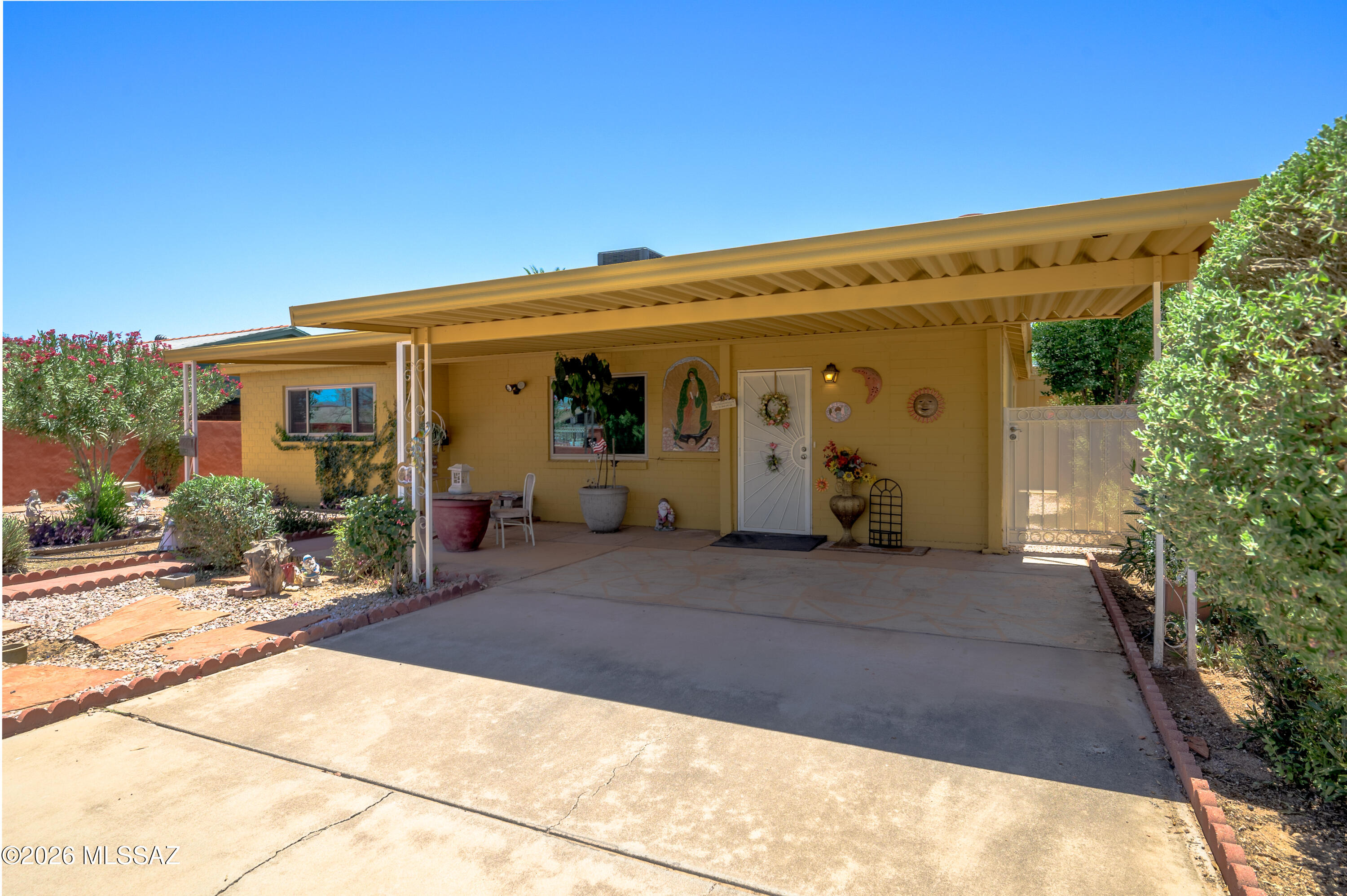 Large solid built single-family home in a vibrant central location. Featuring 3 bedroom with 2 bathroom, true separate living and family rooms as well as a spacious dining room. Large front and rear yards, beautiful shrubs and flower beds, back porch runs the length of the back of the home. Close to shopping, schools and Reid Park!