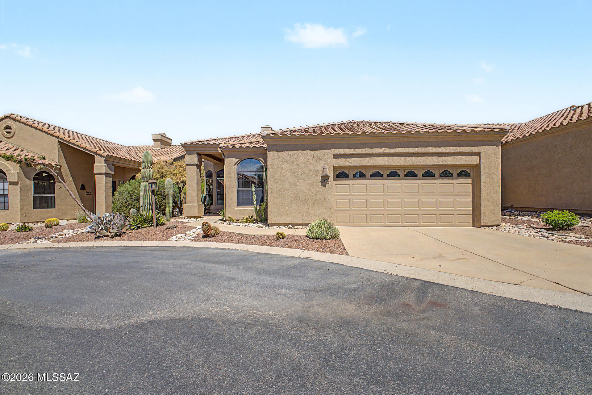 This home features 3 bedrooms and 2 baths, with expansive windows and is open and bright. It offers a formal dining area, a comfortable breakfast nook, and a large great room. 9 ft sidewalls and expansive vaulted ceilings. Nicely sized bedrooms with large master bathroom and custom walk in shower. Spacious  kitchen with granite tops, 42'' upper cabinets, built in oven and all stainless steel appliances. Sits on a quiet cul-de-sac lot. The back yard is private with easy care landscaping. Great community, amenities and is must see.