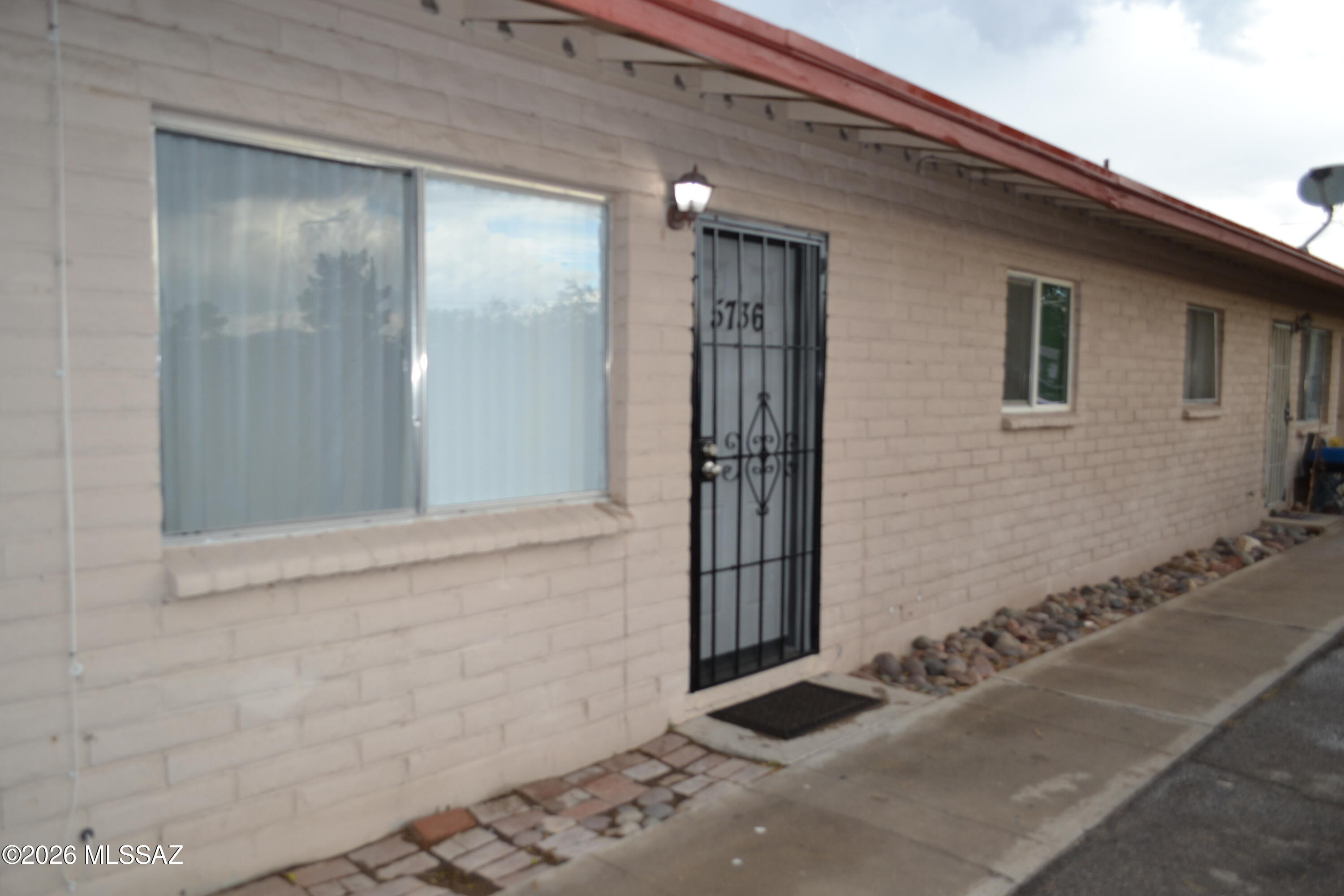 Spacious and affordable unit, 2 bedrooms, 1 bath,  a/c, small enclosed backyard, with laundry facility. This is a NO PET PROPERTY. must carry Renter's Insurance.