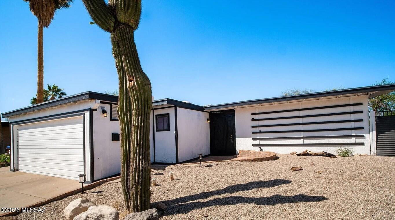 Discover flexible living in Tucson, offered at $350,000. 3 Bedrooms, 2 Baths main house, w/1386 sq ft. Large 2 car garage, separate tiny house in yard with 360 sq. ft., newer dual pane windows, roof was rolled with sealant about a month ago. RV space, no HOA, all furniture and appliances convey.
On a private Cul De Sac neat shops, Costco, right off the freeway and so much more.