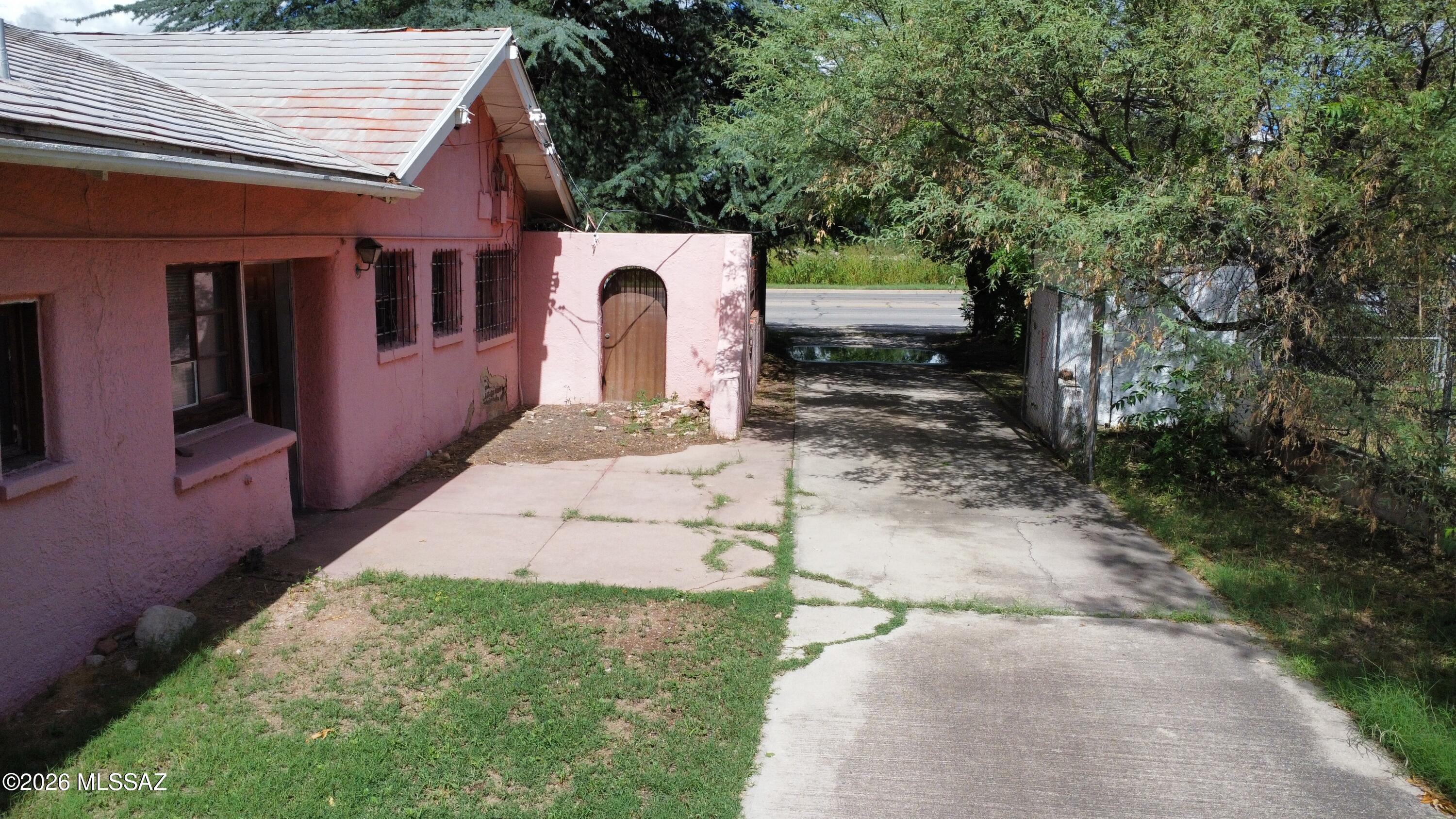 Main image without alt text