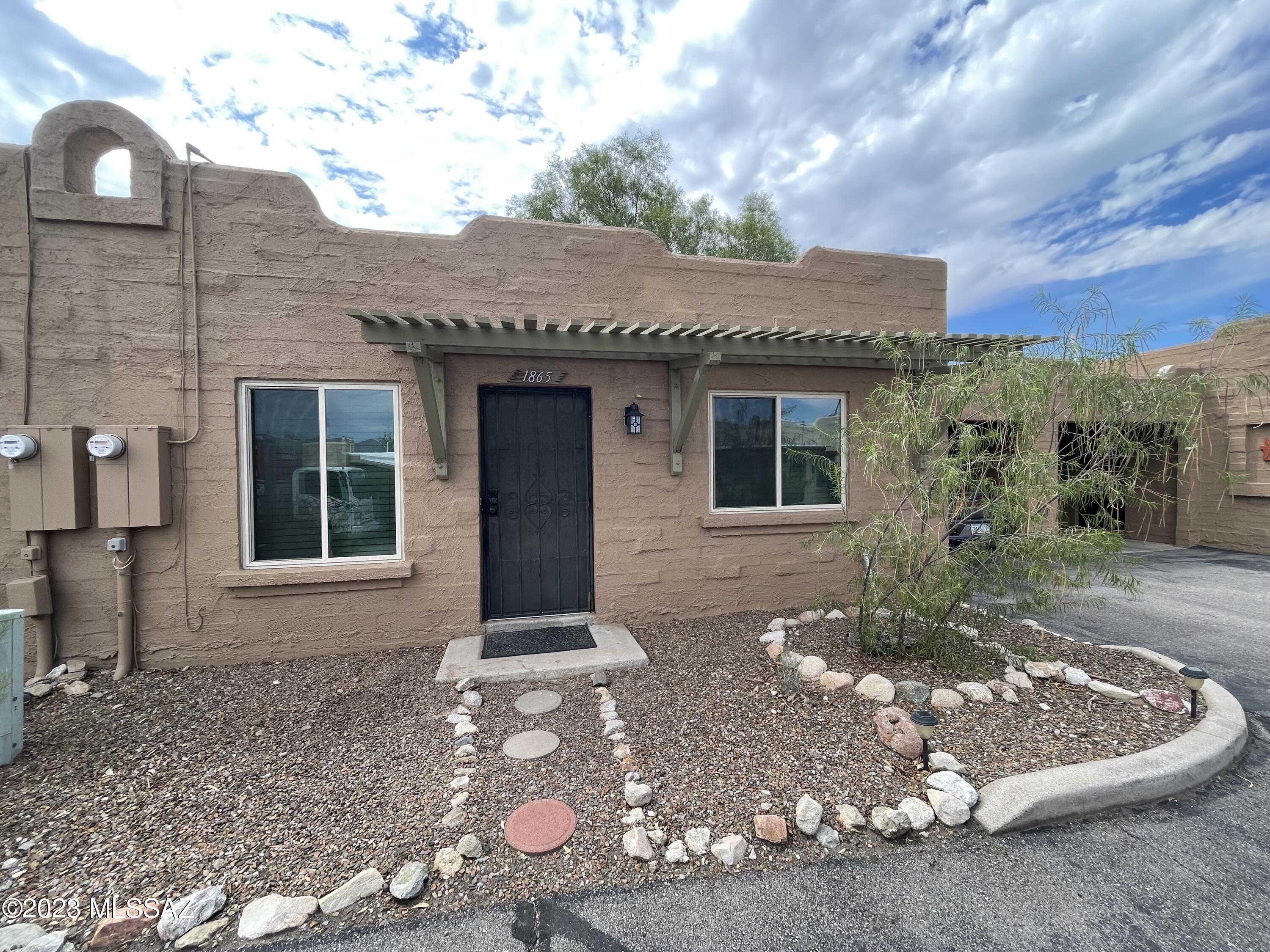 THIS UPDATED 2 BEDROOM COZY TOWNHOME IS CENTRALLY LOCATED IN A PRIVATE AND SECLUDED COMMUNITY WITH A POOL!
KITCHEN HAS SS APPLIANCES, BEAUTIFUL WOOD LAMINATE FLOORING THROUGHOUT, BEEHIVE FIREPLACE, BACKYARD AND STORAGE SHED. HAS COVERED CARPORT PARKING AND OWN LAUNDRY ROOM W/WASHER & DRYER.
MAKE THIS YOUR NEW HOME TODAY!