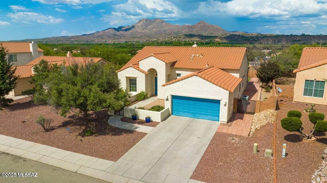 Great Home located in very sought out neighborhood,3 bedrooms,2 bathrooms
living/Dining Area, Den
Family room fully equipped kitchen and large 
breakfast dining area .