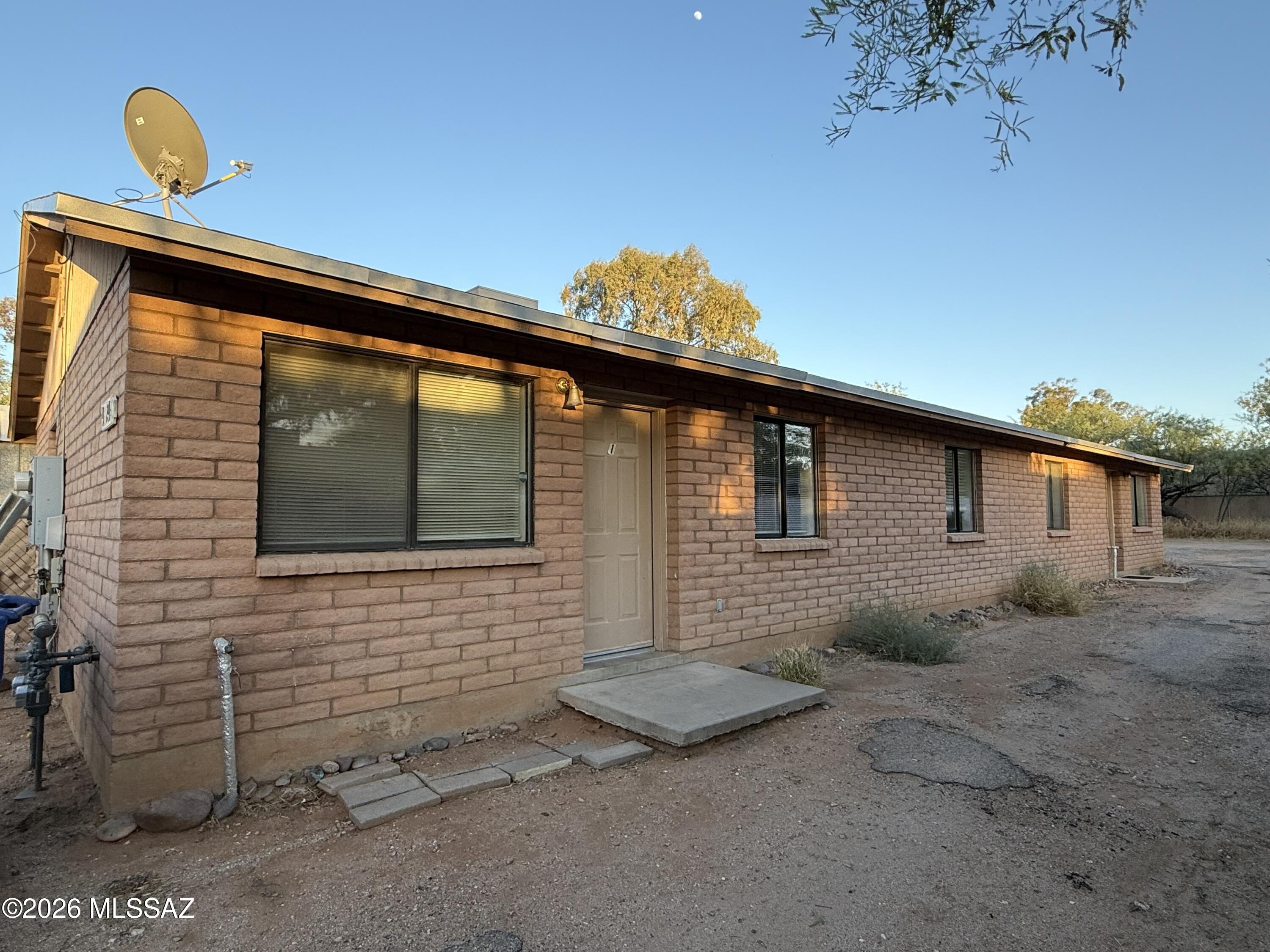 SPACIOUS  DUPLEX with 2 Unit total 1848 sqft. BUILT IN 2003 FLAG LOT. 
Unit 1: 3bd/2bath, rent for $1290/month, vacant now
Unit 2: 2bd/1bath, rent for $1090/month, vacant now

Unit1: HVAC replaced in 2019
Unit2: HVAC replaced in 2023, water heater replaced in 2023

Whole roof replaced in 2023
