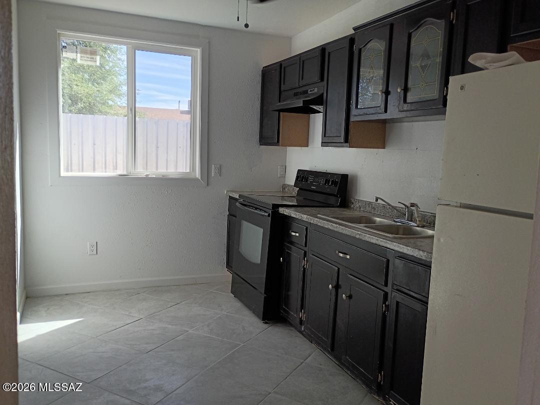 Brand-New Construction Near U of A & Downtown - Move-In Ready!
Be the very first to occupy this pristine, newly constructed rental unit! Featuring a modern, carpet-free interior with beautiful ceramic tile flooring and fresh paint throughout, this home offers low-maintenance luxury. Perfectly situated close to Downtown, the University of Arizona, excellent schools, shopping, and everyday amenities. Ready for immediate move-in--schedule your viewing today to claim this untouched space!