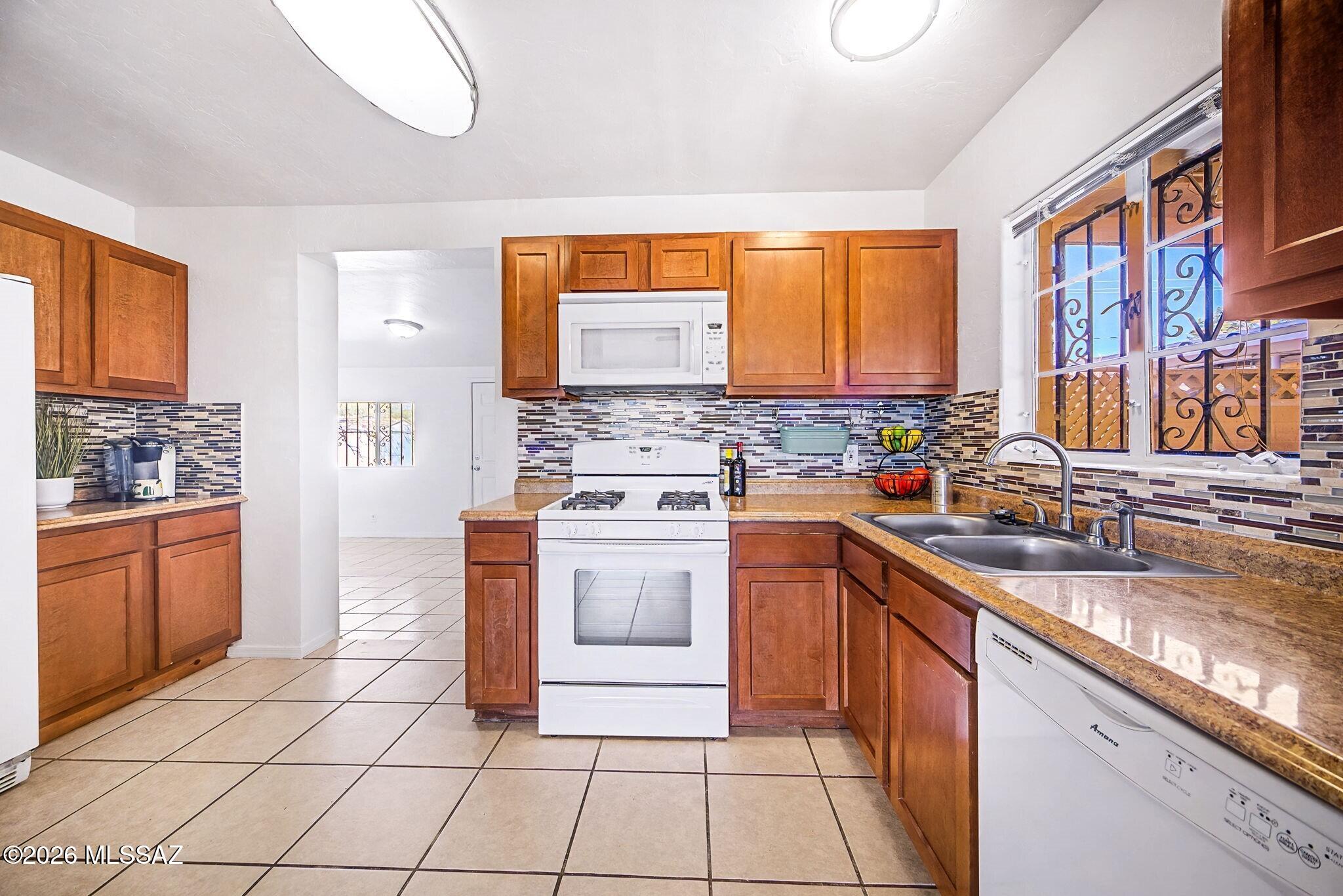 Country Club Annex - Residential Lease