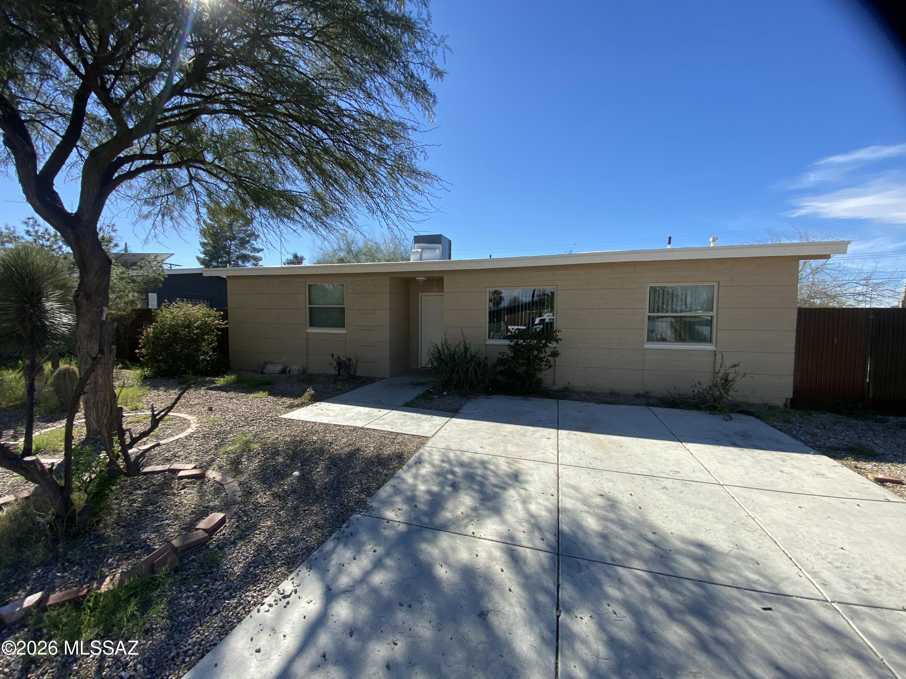Welcome to Magnolia Ave. This property features 3 bedrooms, 2 full bathrooms, Concrete flooring throughout the entire home and was recently updated. Backyard has ample space to let your imagination run wild 
This property is in process with the bank for short sale approval. Please reach out to Co-listing agent for details Jon Haas 520-416-6939