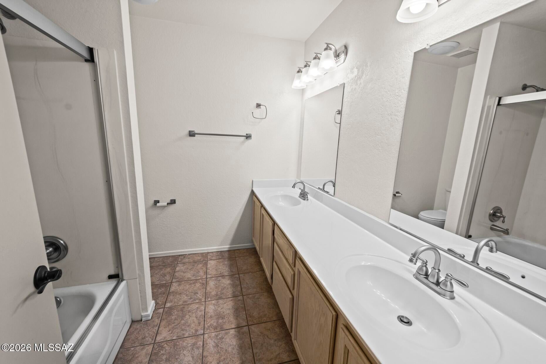 Country Club(1-221) - Residential Lease