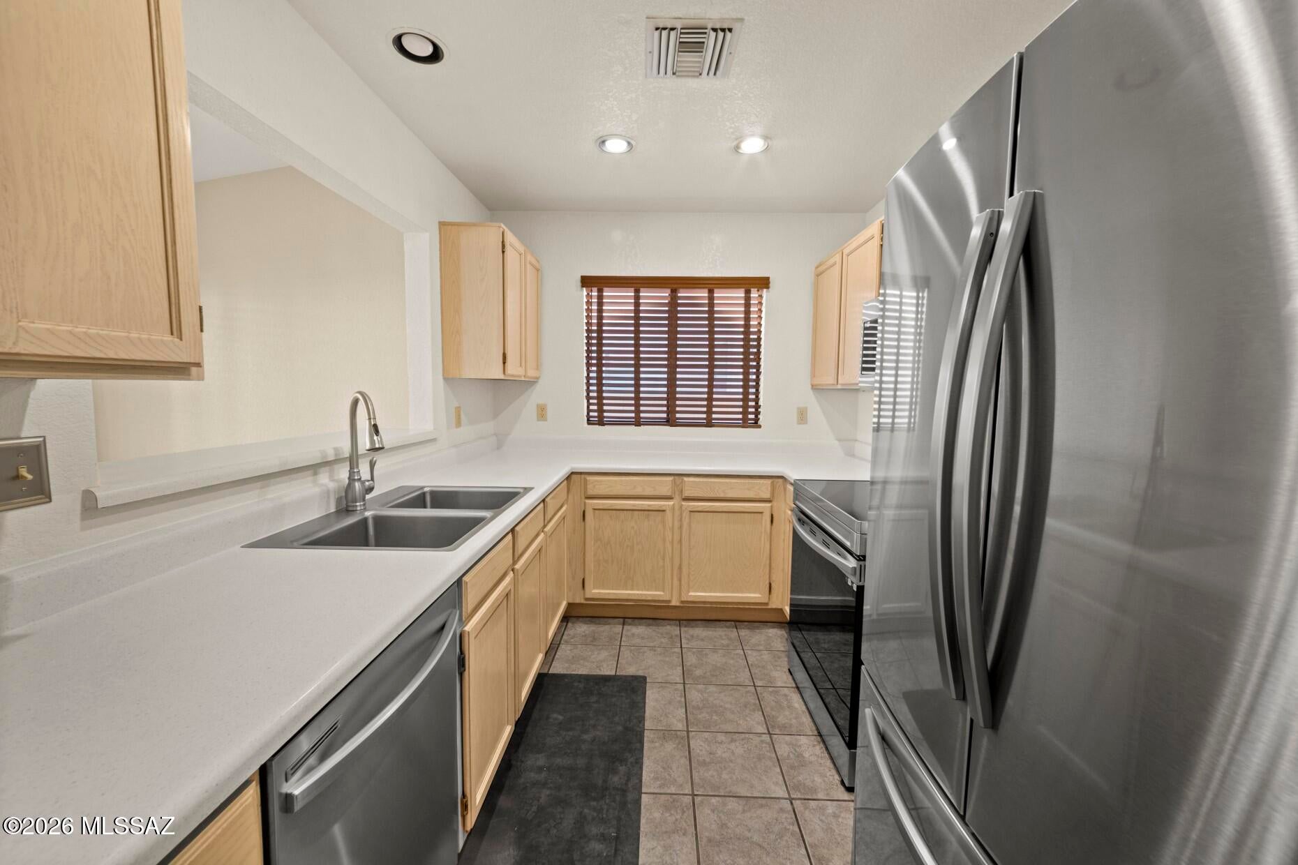 Country Club(1-221) - Residential Lease