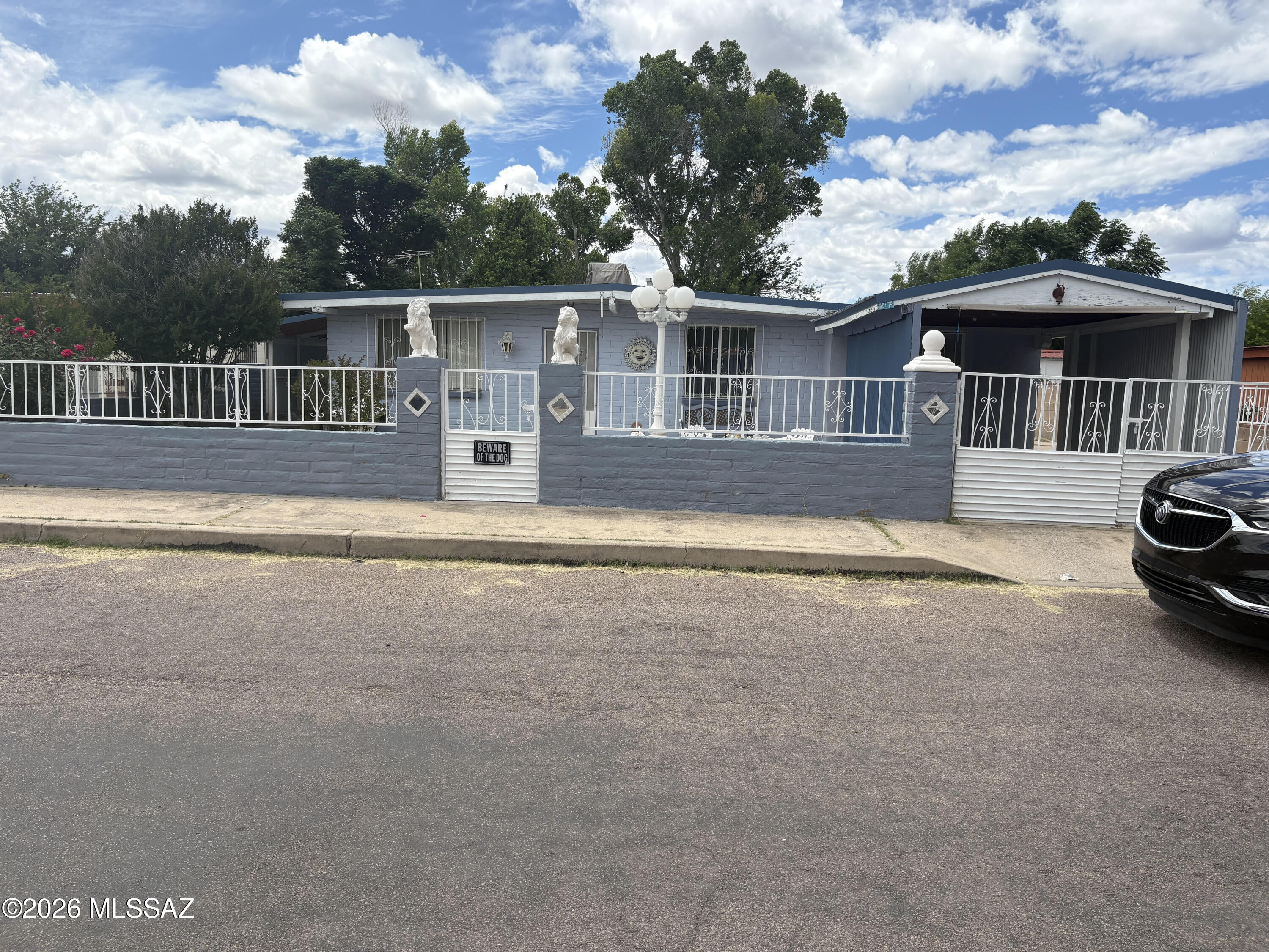 charming Ranch style home 
very close to Interstate 19 
great for first time buyer Starter home