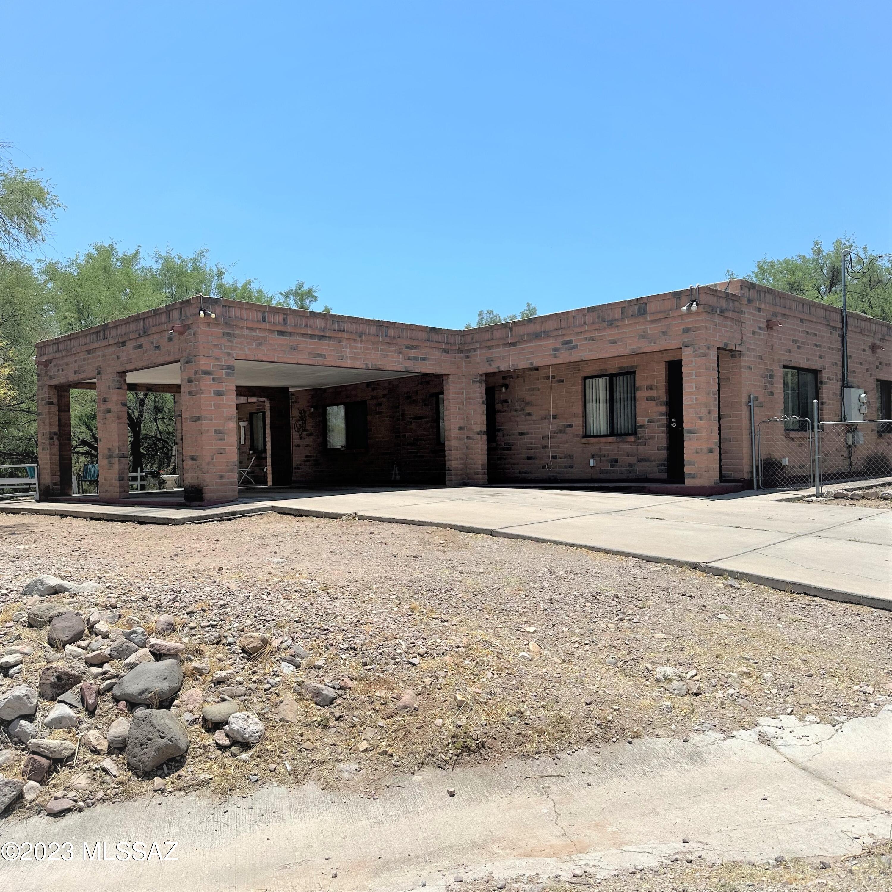 A very nice, spacious, well maintained large 3 bedroom, 2 bath apt/townhouse located on the West side of Rio Rico.  This Unit #1 is 1156 sq. feet, has covered parking, new A/C/Heating unit, ceramic tile flooring throughout, fenced back yard, washer/dryer, dishwasher, refrigerator, stove/oven!! Close to schools, shopping... easy access to freeway...... A great location !!