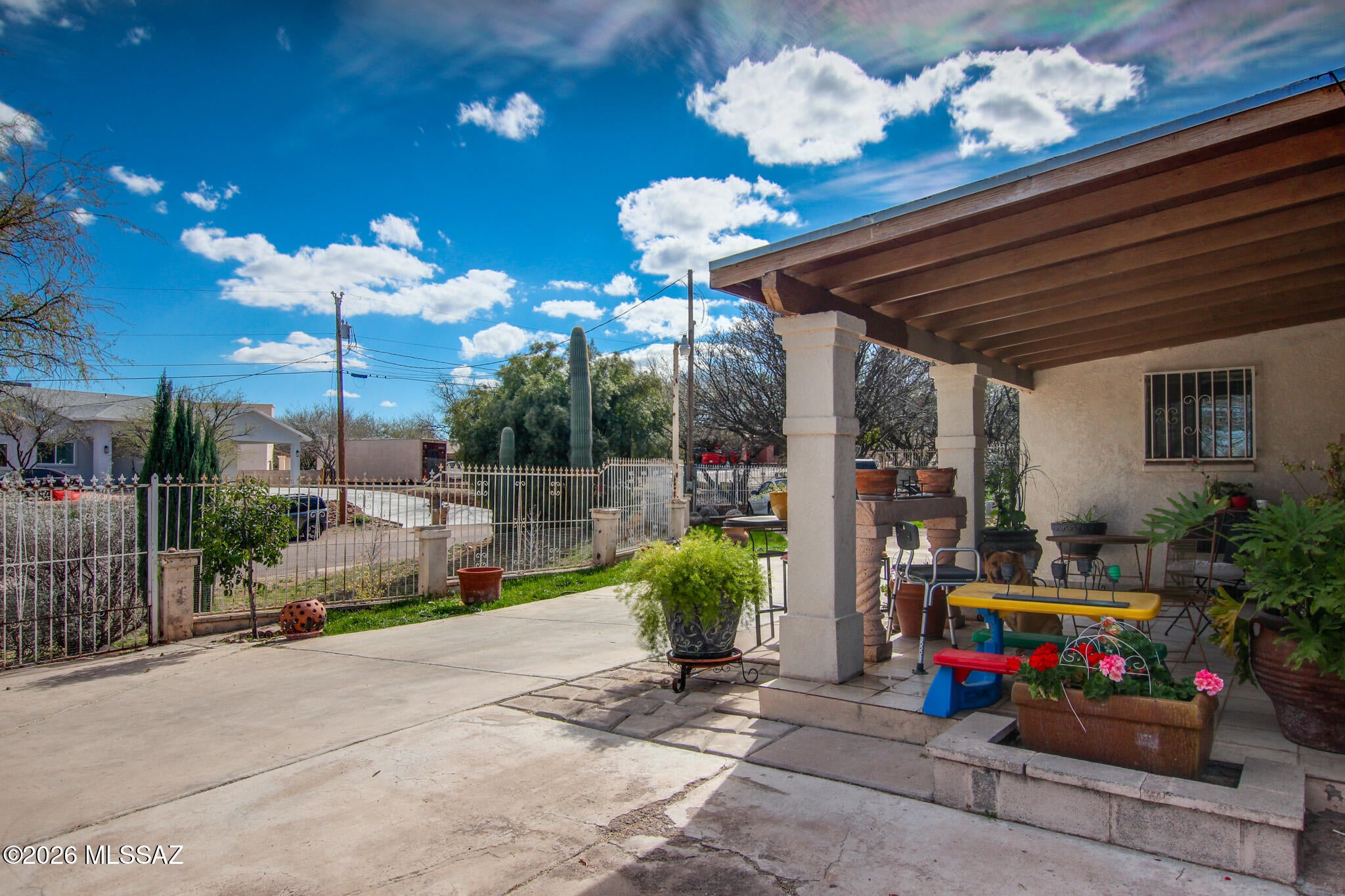 3 bedroom 2 bath with a very large bonus room! Enclosed yard close to Damon Park, shopping gas, medical care, restaurants and so much more ! Call to schedule your appointment. Se habla espanol.