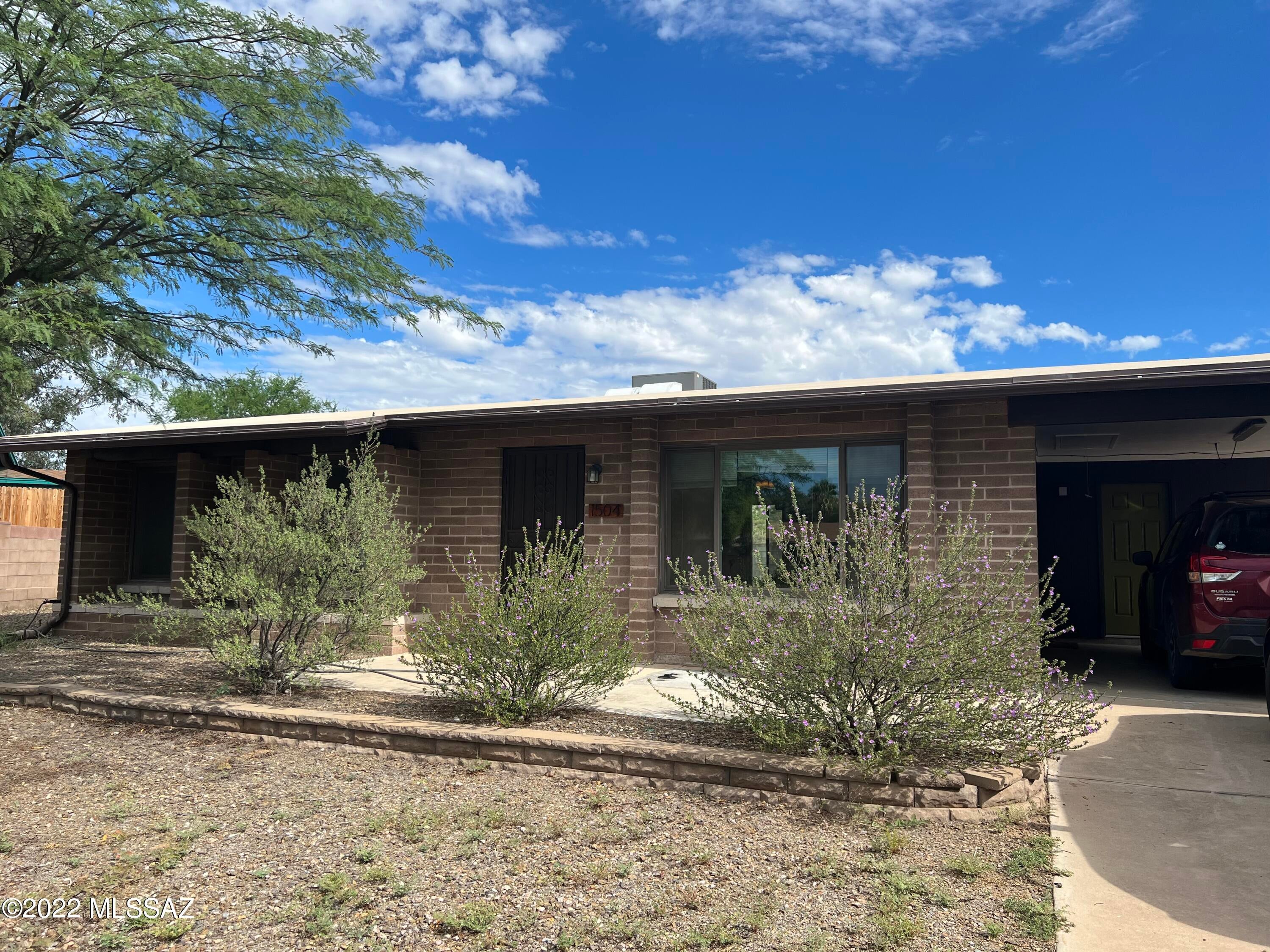 Minutes to I-10 and Downtown Tucson this 3bdr/2ba home has a huge backyard w/extra storage. 
Bright/Open kitchen overlooks backyard w/mountain view!
Primary bedroom ensuite has a walk-in shower and hall bath has tub/shower.
Tenant occupied until 10/31/2026