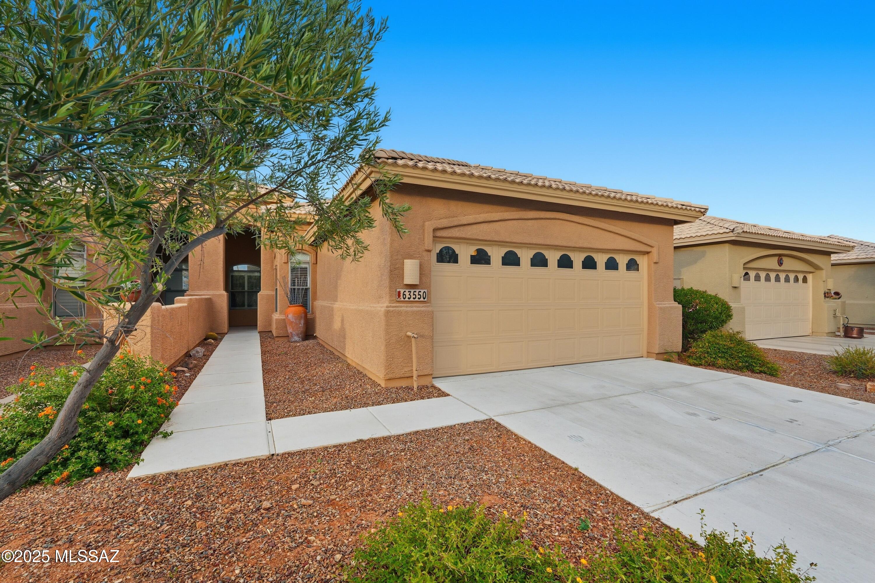 Exceptional 2BD/2BA with den Naples Villa located on the 7th green of the Mountain View Golf course in beautiful Saddlebrooke. Spend your mornings and evenings sitting in the screened in patio over looking the course and wildlife. Kitchen has been upgraded with granite countertops, stainless steel appliances and soft closing drawers and cabinets. HOA covers exterior paint, (recently painted in 2021), roof and landscaping. Enjoy all the amenities of the Saddlebrooke lifestyle.