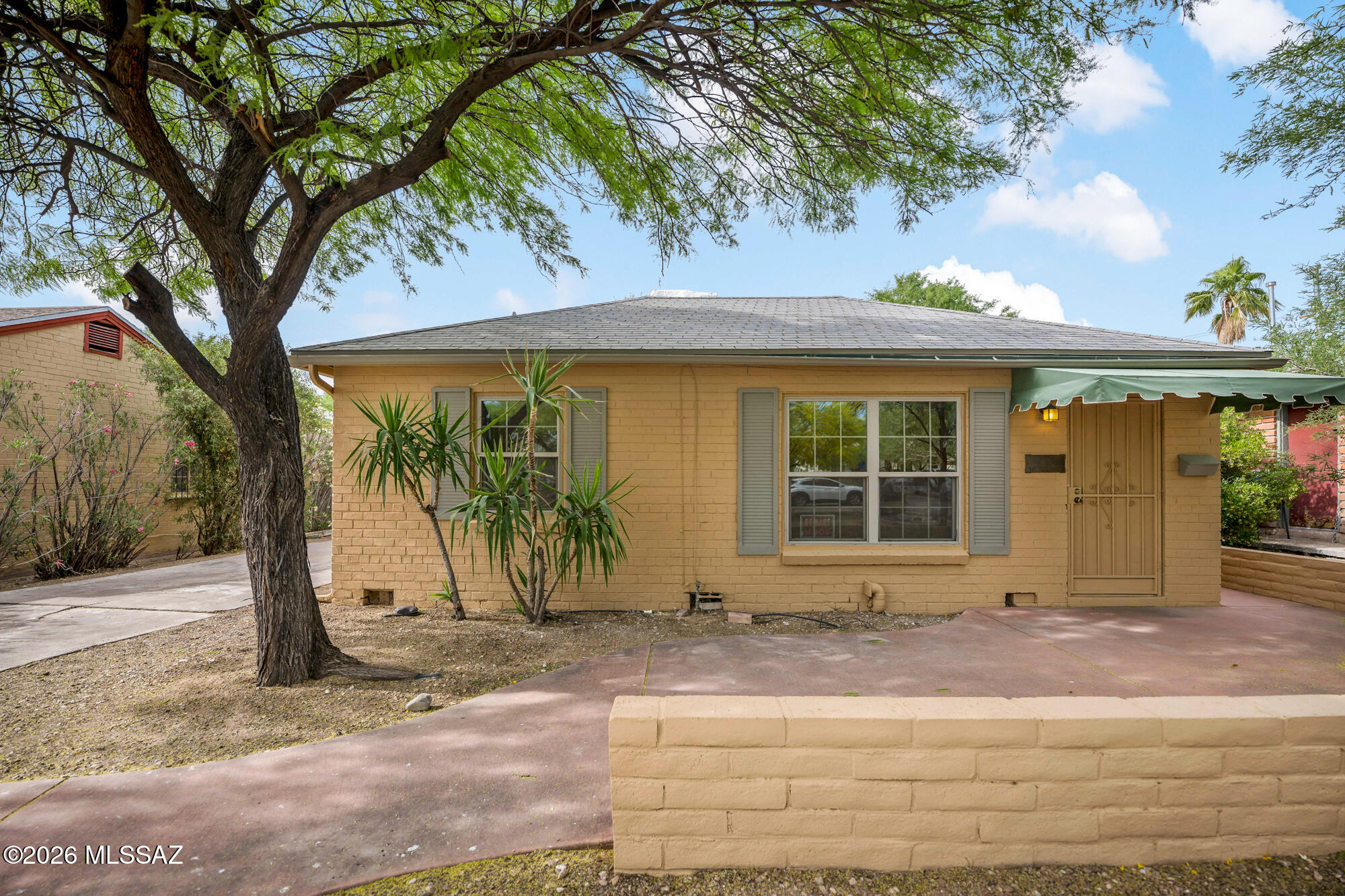 This charming home offers a well-maintained layout with three bedrooms and two full bathrooms. Hardwood floors run through much of the living space, and an in-unit washer and dryer add convenience. The home's location is close to the University of Arizona, making it convenient for accessing campus and nearby amenities. Ideal for those seeking a comfortable, turn-key residence in a central Tucson setting. Enjoy living close to campus, downtown and 4th Avenue! All TR Realty residents are enrolled in the Resident Benefits Package (RBP) for $55.00/month which includes liability insurance, credit building to help boost the resident's credit score with timely rent payments, up to $1M Identity Theft Protection, HVAC air filter delivery (for applicable properties), move-in concierge service making utility connection and home service setup a breeze during your move-in, our best-in-class resident rewards program, on-demand pest control, and much more! More details upon approval!