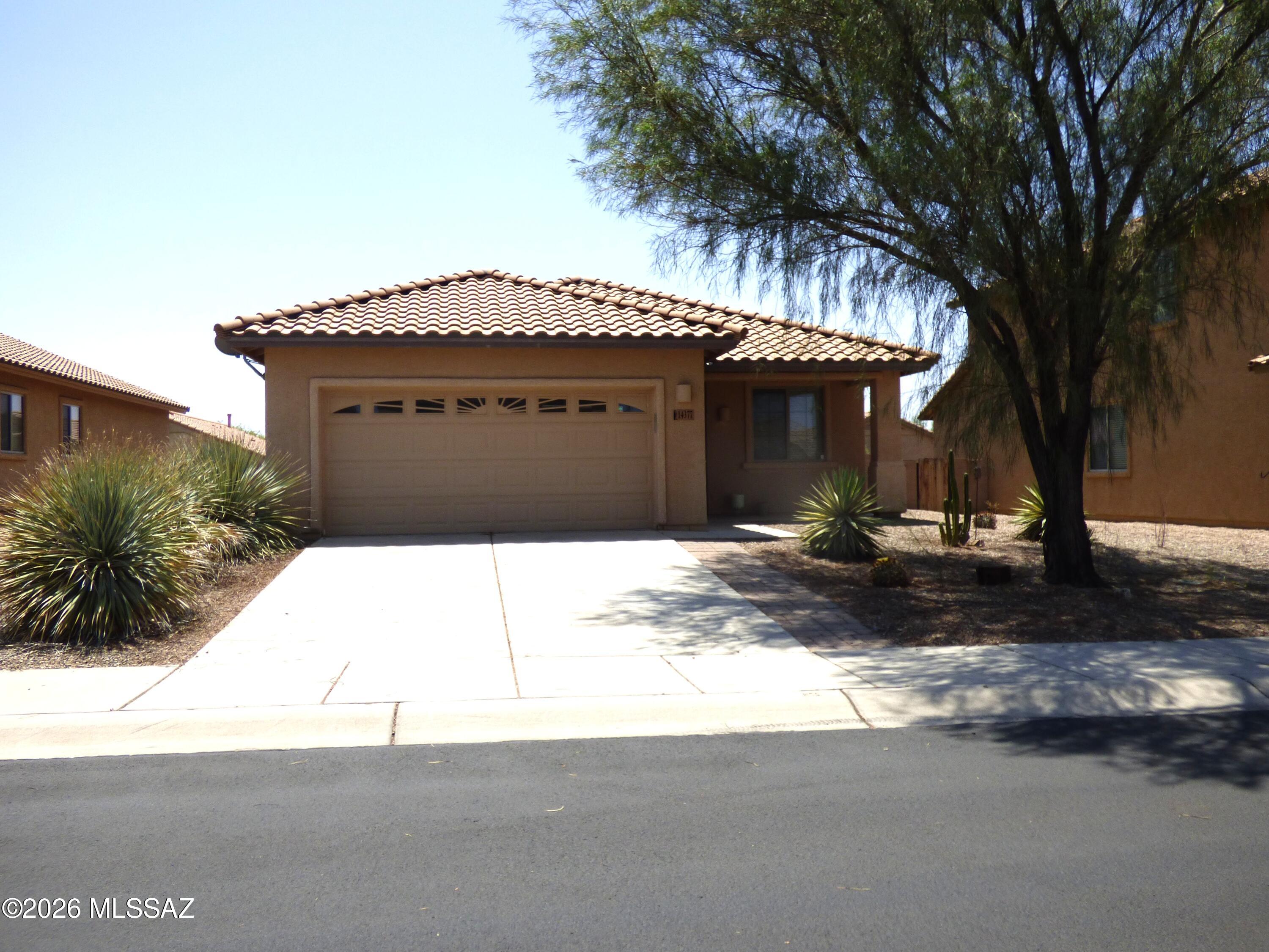 THIS NICE MARANA-SAN LUCAS 3BD/2/BA, 1268sqft home is ready for you!
Kitchen has granite counters and stainless steel appliances, ceiling fans throughout, accent walls, laminate and carpet flooring, 2-car garage and large backyard.
Make this your new home today!