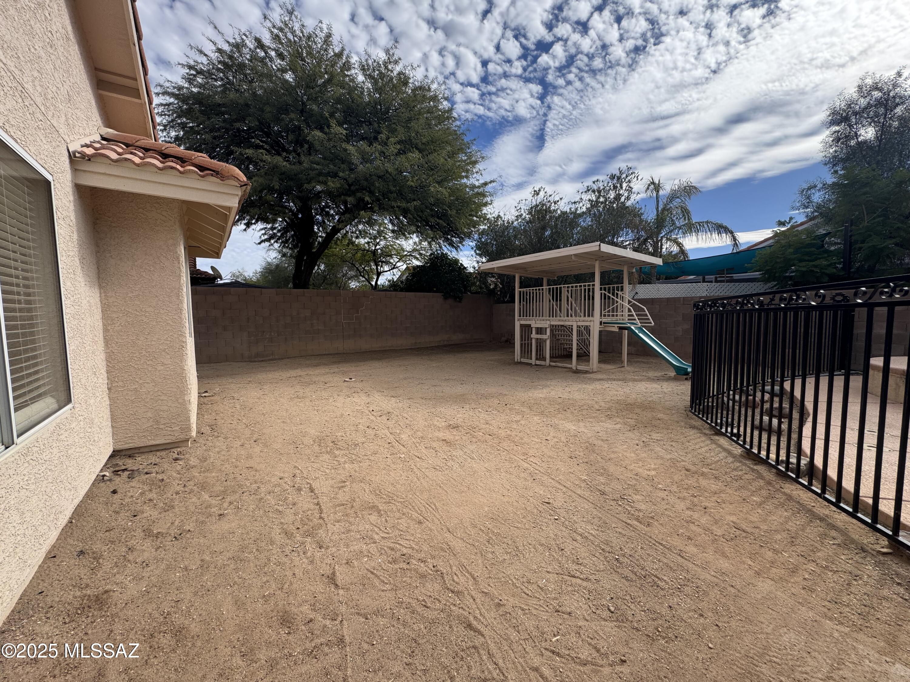 Sonrisa (1-121) - Residential Lease