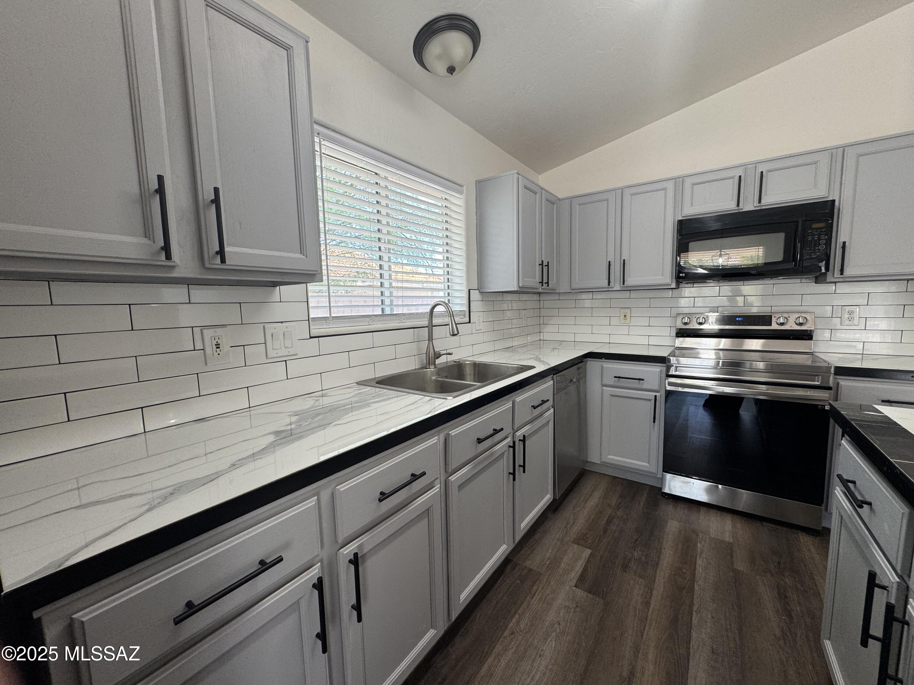 Sonrisa (1-121) - Residential Lease