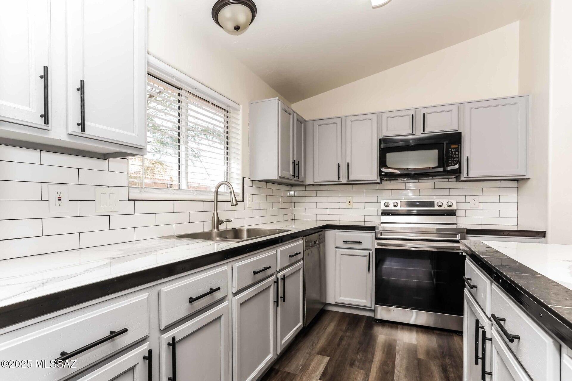 Sonrisa (1-121) - Residential Lease