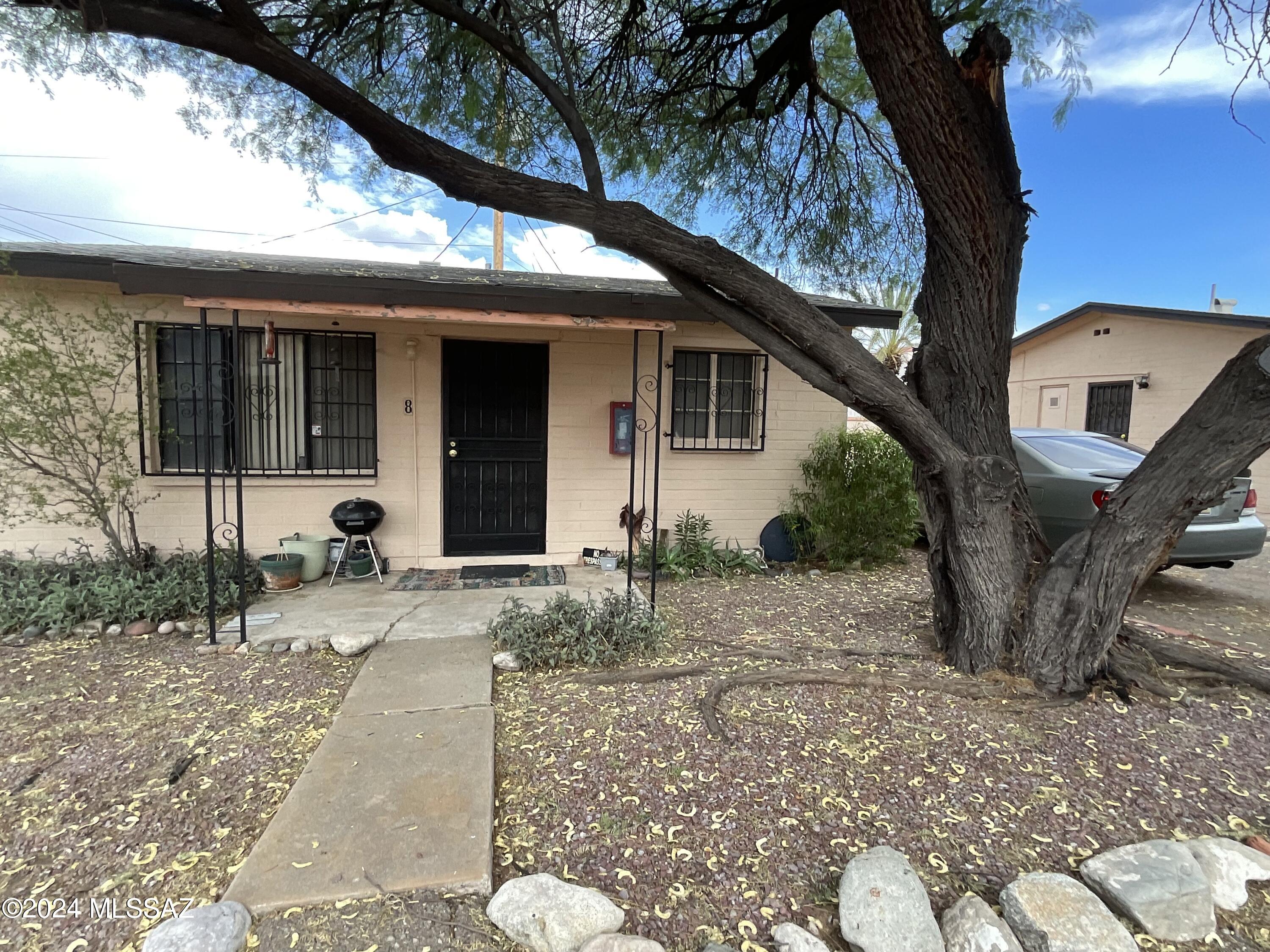 CENTRAL TUCSON!  Recently remodeled 1 bedroom casita in central gated community. Close to shopping and bus lines. Pets Negotiable. Tenant pays flat rate of $35 per month for water, trash and sewer. Coin operated laundry shared with other units. 
*no fenced in yard*