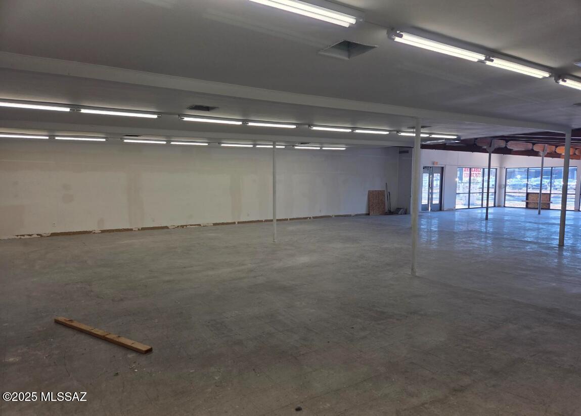 • Property Type: Mixed-Use / Retail (Auto Shop + Storefront)
• Asking Price: $1,000,000
• Buildings: 3 (5 tenant configurations)
• Square Footage: 12,008 SF
• Lot Size: 47,600 SF (approx. 1.1 acres)
• Zoning: C-2 (City of Tucson)
• Price per SF: $83
• Exposure: ~170 ft Speedway Blvd frontage
• Exclusions: Cell tower & billboard not included in sale 4545 E Speedway Blvd, Tucson, A...
________________________________________
Location Highlights
• Prime Central Tucson corridor west of Speedway & Swan.
• Surrounded by Sprouts Farmers Market, Chase Bank, Royal Kia, Pep Boys, Circle K, Ignite Fitness, local restaurants, and auto services.
• High-density area with strong daily traffic counts.
• Monument signage and roll-up doors provide visibility and flexi
