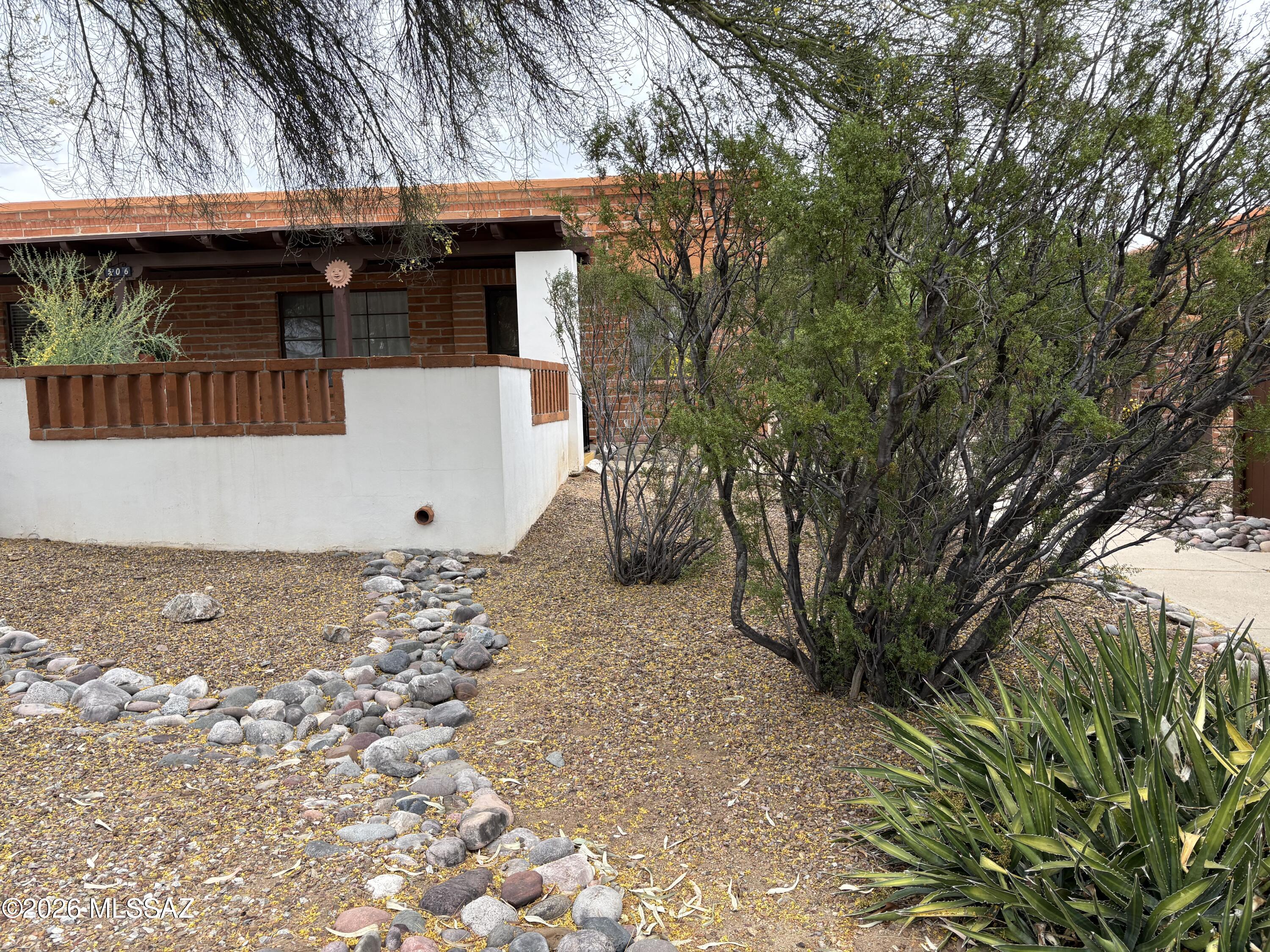 Rare find in the Villas, a 1 Bedroom duplex end unit! Privacy abundant with nice shade trees and no parking lot in front. Enjoy the privacy afforded with this cute villa, assigned parking is just steps away from the patio.
Walk to shopping, restaurants and GVR Centers.