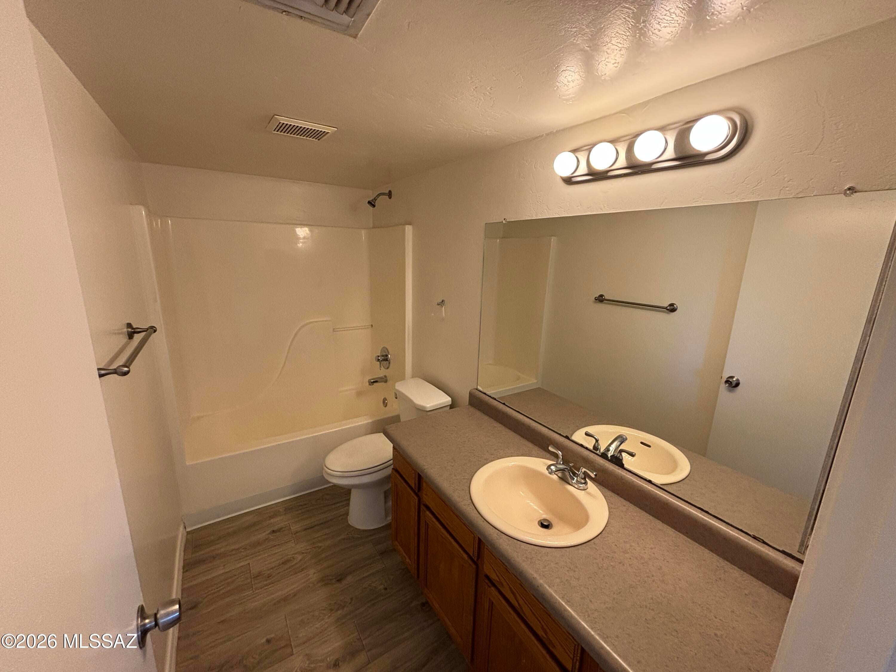 Las Montanas (1-56) - Residential Lease