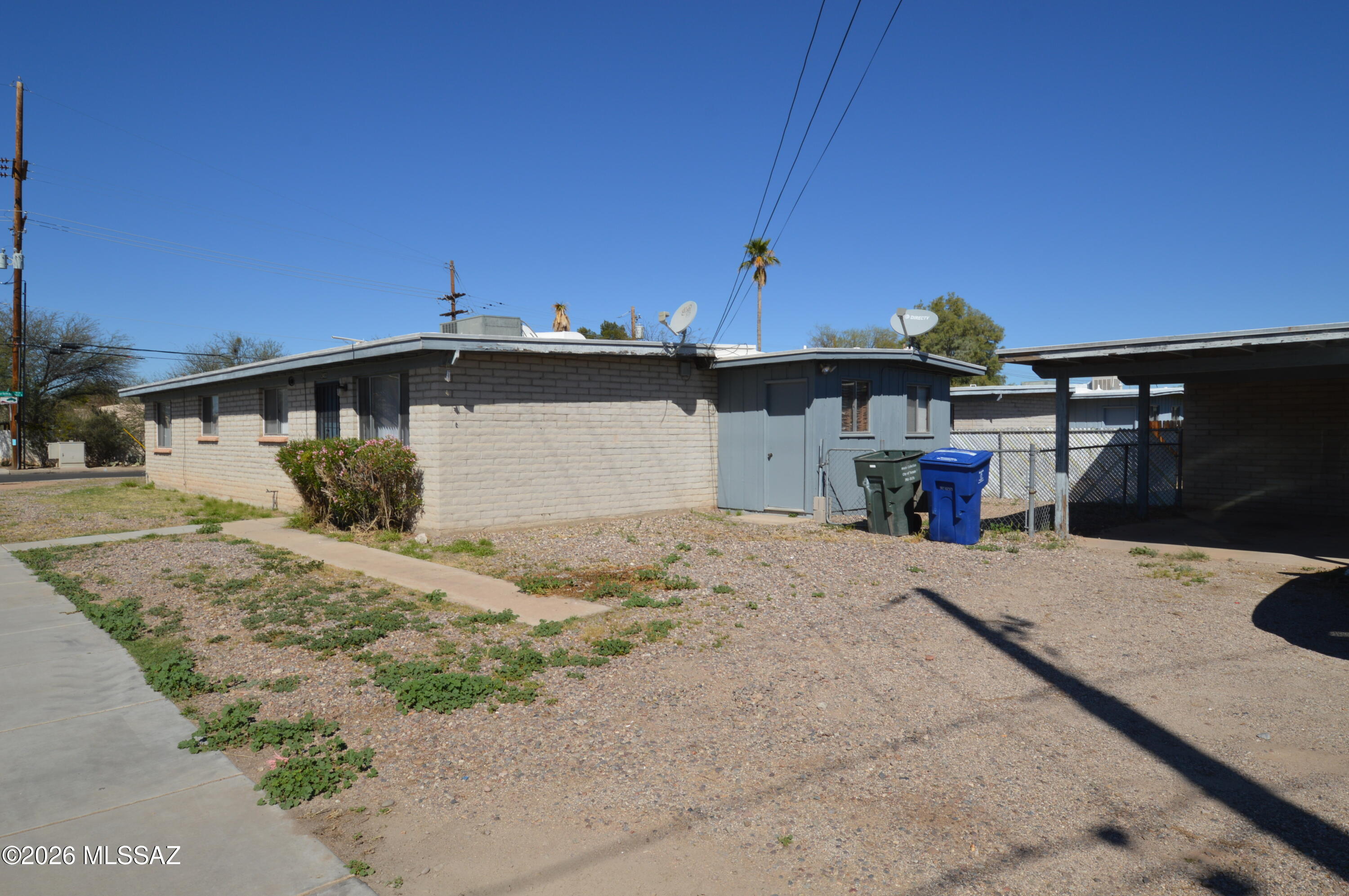 Large 2 bdrm duplex with spacious eat-in kitchen. Fenced private backyard & extra storage room with laundry hook-ups. Pets welcome on approval.