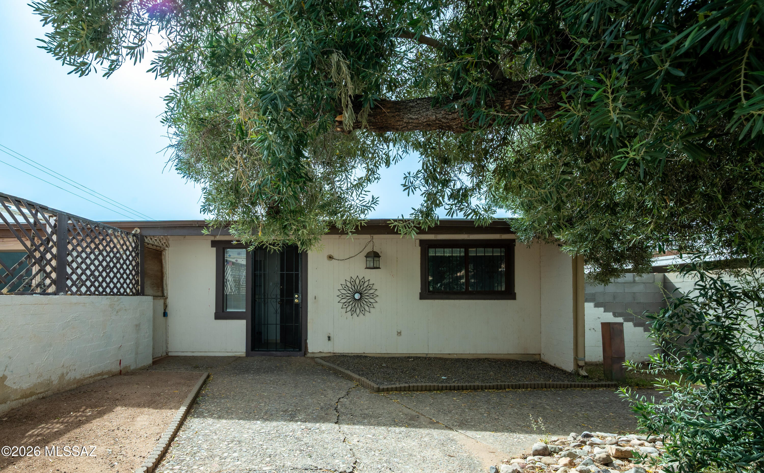 Great 2 bed 2 bath condo available for rent! Conveniently located near shopping, transportation & parks.