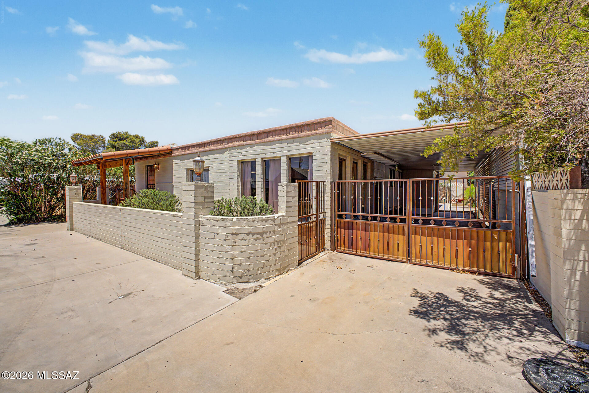 Welcome to your desert escape in the highly desirable Tucson Estates community. This move-in ready 2-bedroom, 2-bathroom home offers the perfect combination of comfort, convenience, and scenic beauty. Inside, you'll find bright, living spaces and a functional layout designed for easy everyday living. Large size bedrooms.
Step outside and enjoy sweeping desert views that create a stunning setting for peaceful mornings, relaxing afternoons, and spectacular Arizona sunsets. Whether you're entertaining guests or simply unwinding at home, the surrounding landscape provides a sense of tranquility that's hard to match.
Ideally situated just minutes from shopping, dining, and local amenities, this home offers the best of both worlds-peaceful community living with easy access to everything Tucson