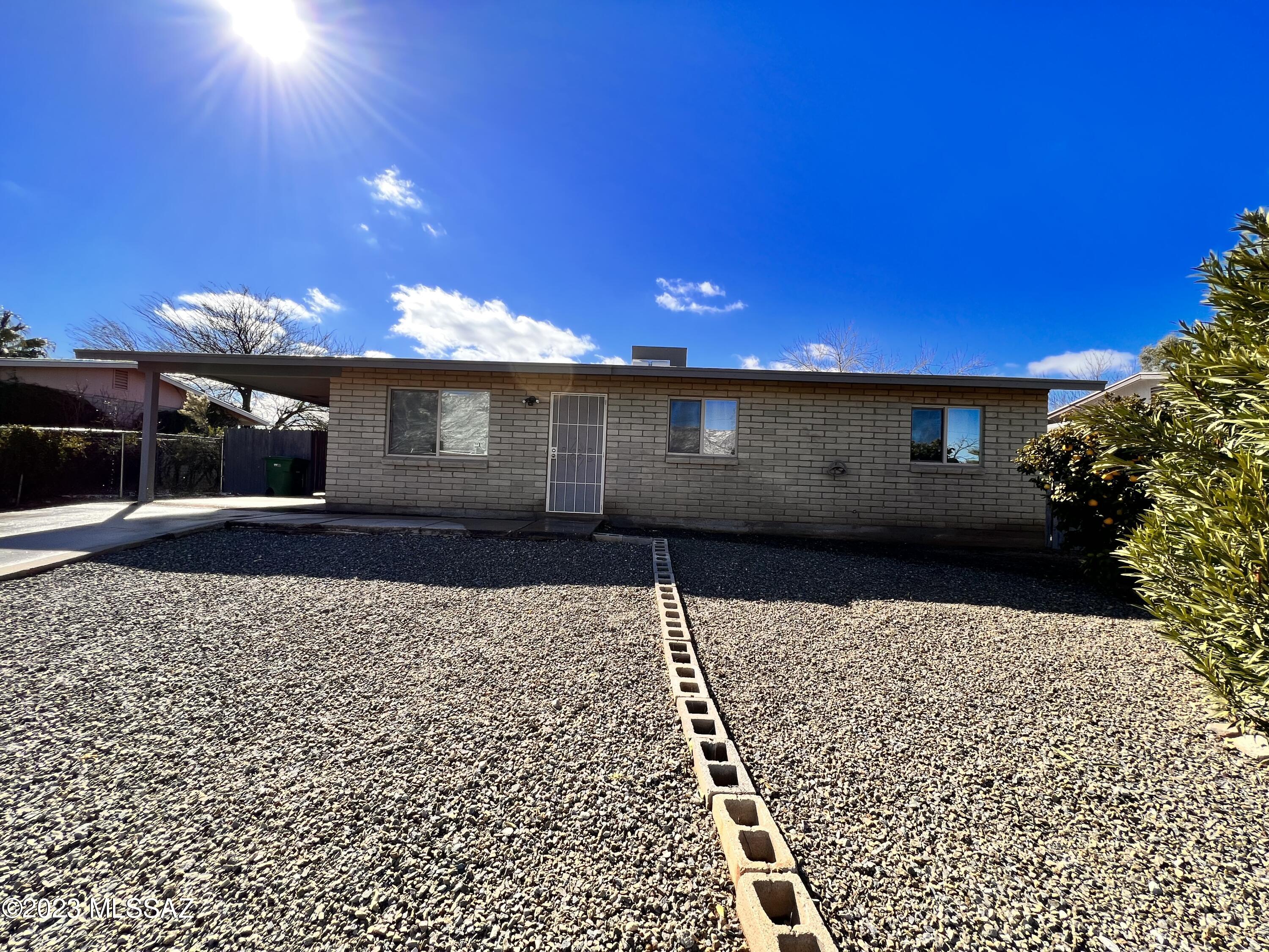 3bdr/2ba home in the Catalina area with beautiful mountain views! Spacious living room overlooks the Catalina Mountains, awesome backyard w/extended covered patio.
Gated and fenced front and back yard a must see.
Laundry room w/Washer and Dryer.