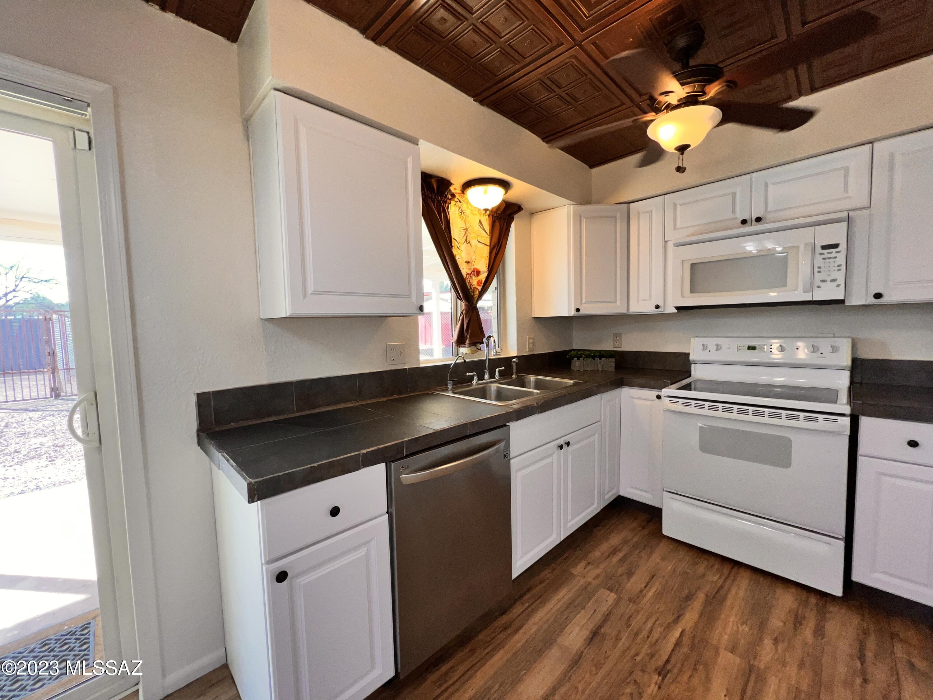 Twin Lakes (1-148) - Residential Lease