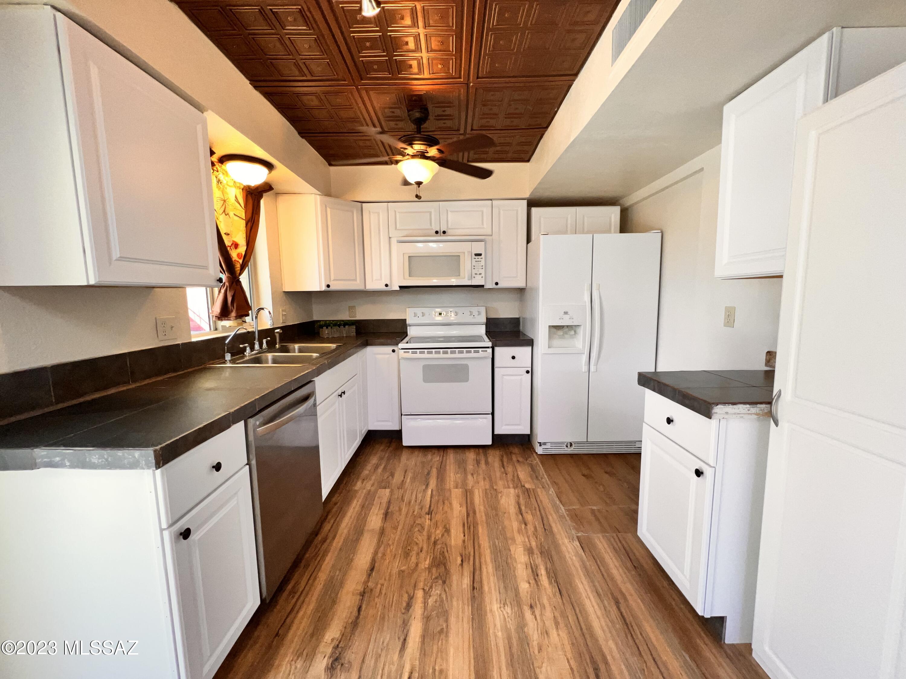 Twin Lakes (1-148) - Residential Lease