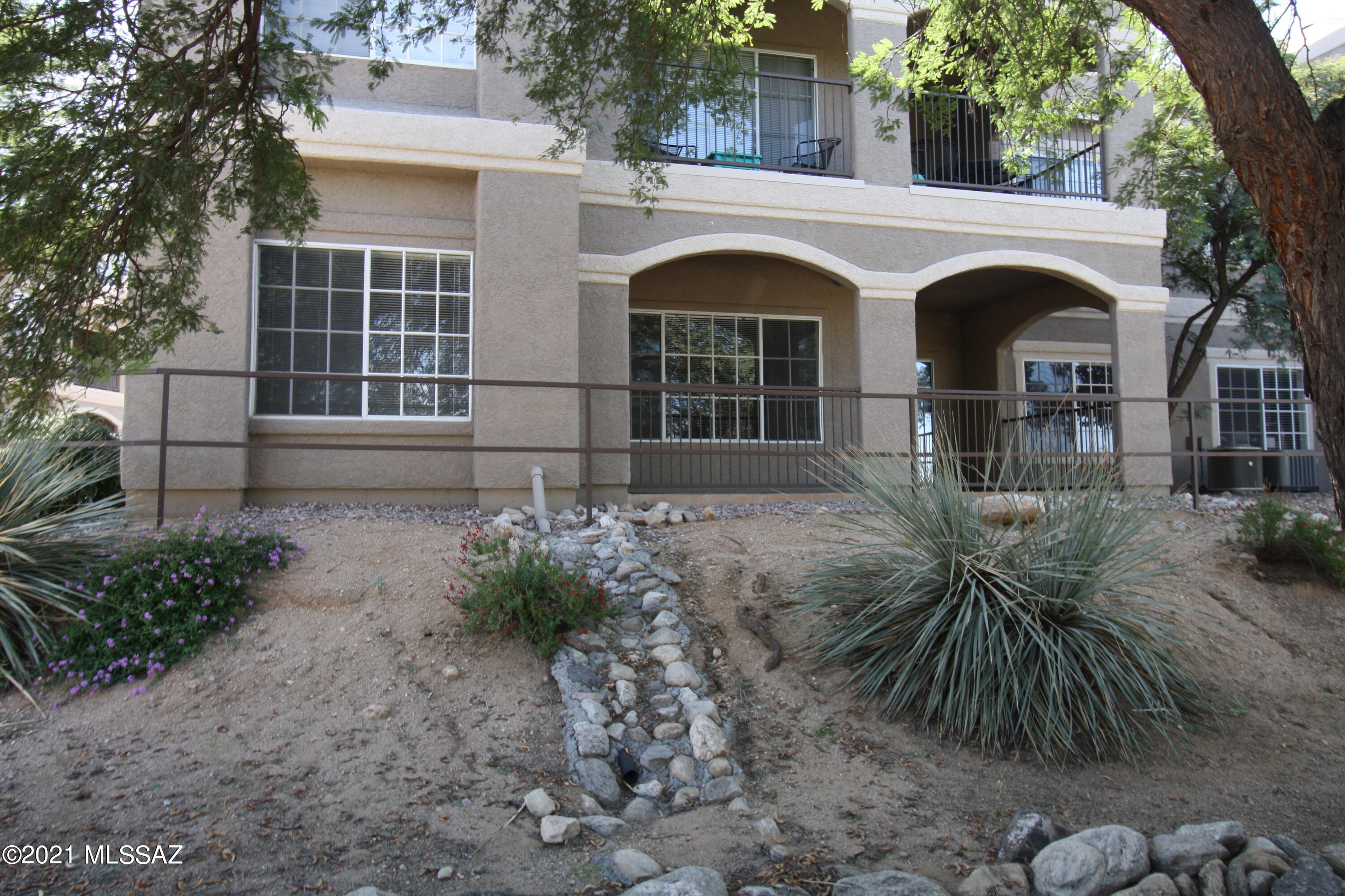 Located in Or Valley minutes to Oro Valley Market Place, Catalina State Park, shopping, biking, hiking, restaurants and more! Make this downstairs, corner condo your home. Three bedroom and two baths, split bedroom floorplan!
Primary bedroom features spacious walk-in closet, ensuite offers a tub/shower.
L-shaped wrap-around patio offers mountain views. Both 1 car garage and 1 covered carport are included.  Water, sewer and trash are included.
Community pool and fitness center.