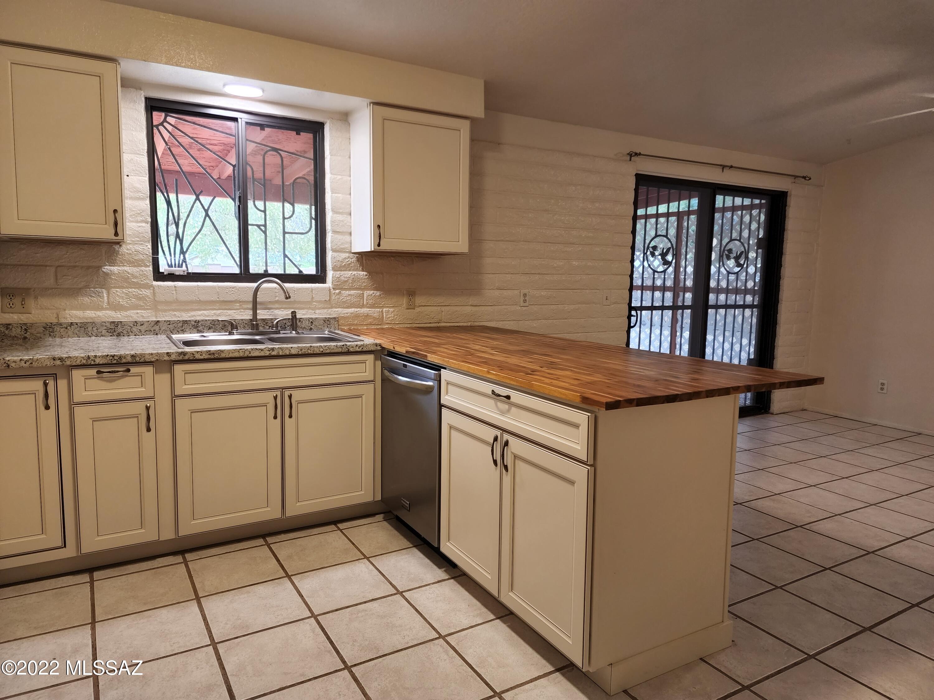 Casas Adobes Park (541-643) - Residential Lease