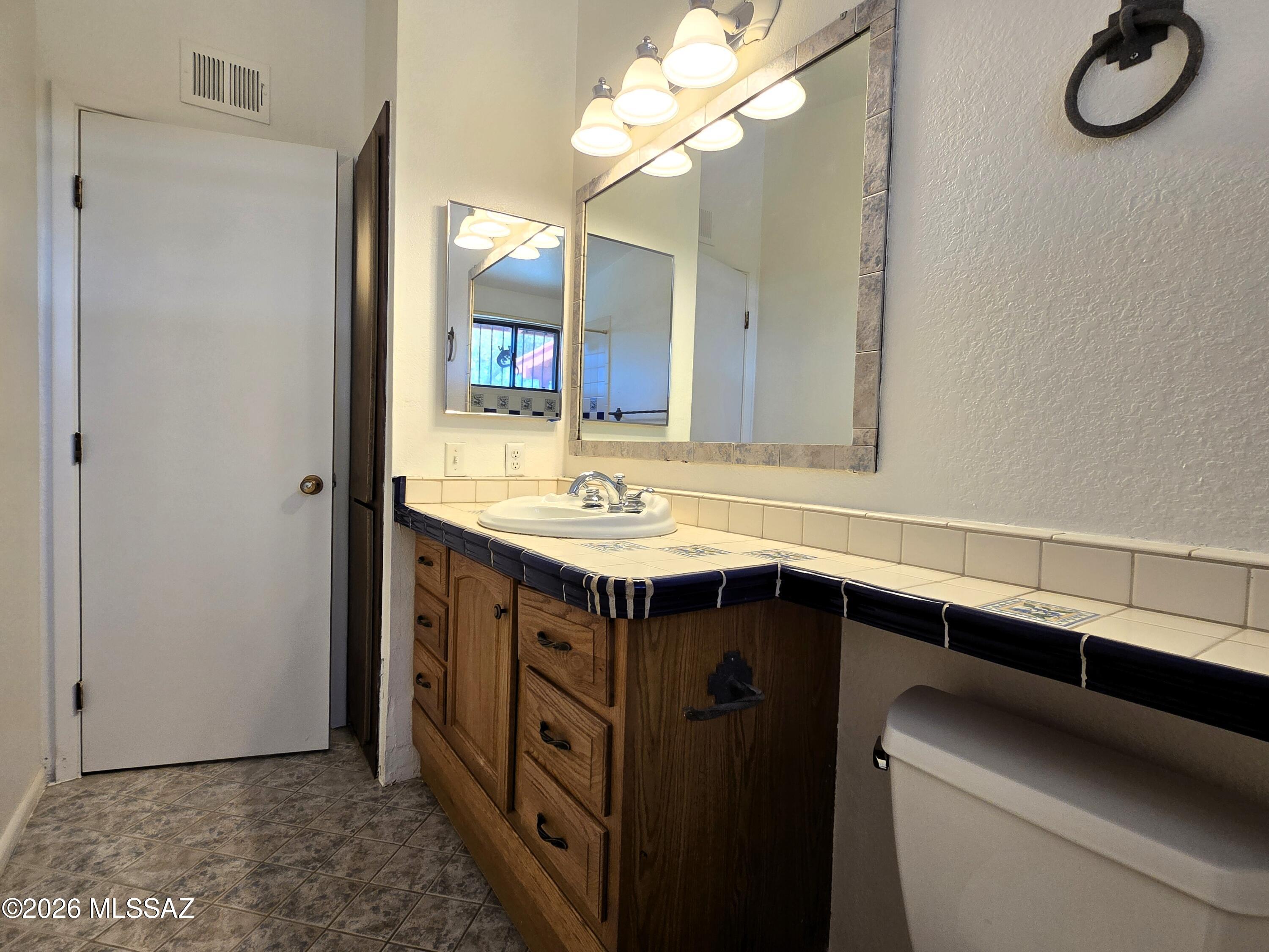 Casas Adobes Park (541-643) - Residential Lease