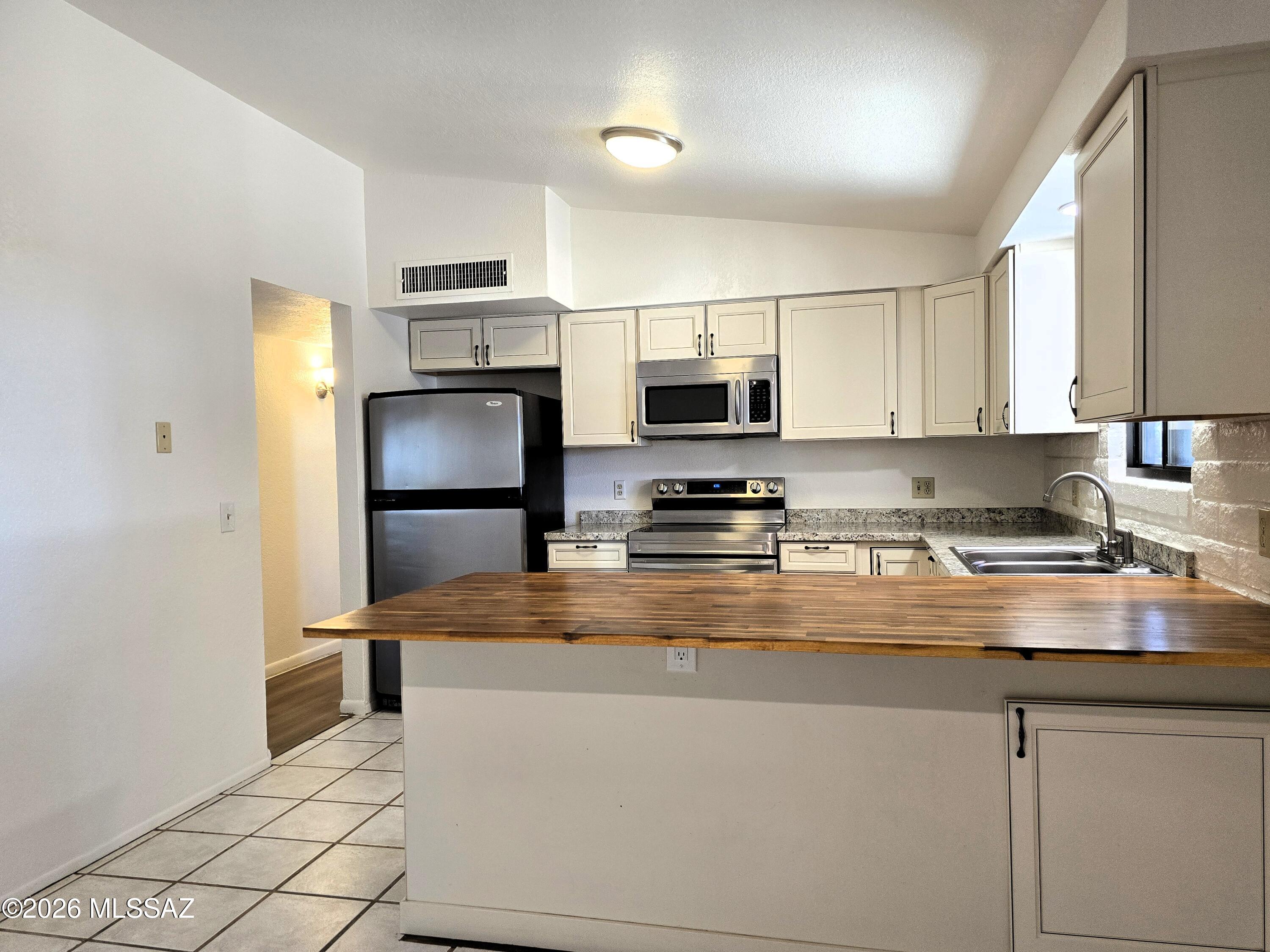 Casas Adobes Park (541-643) - Residential Lease