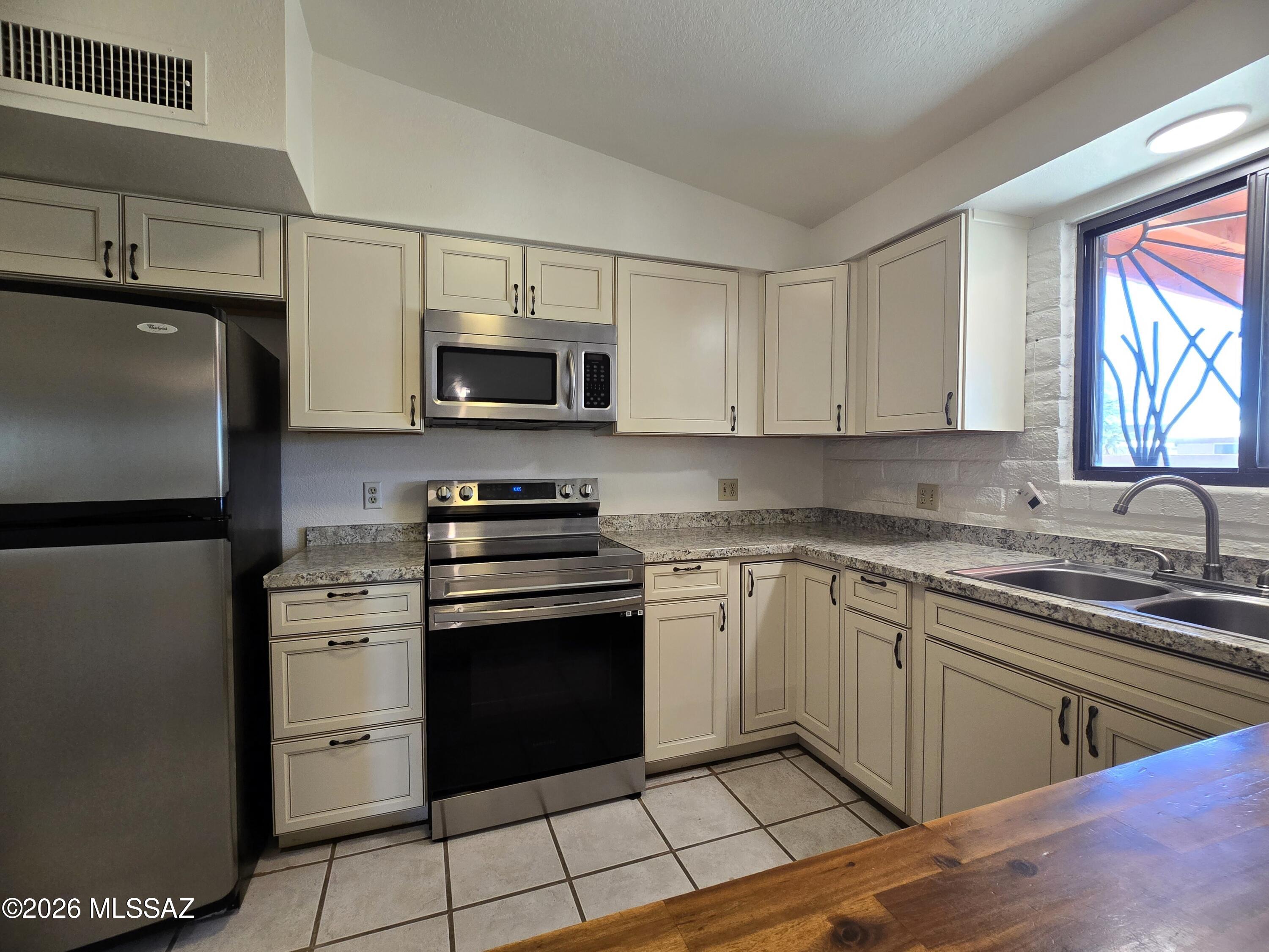 Casas Adobes Park (541-643) - Residential Lease