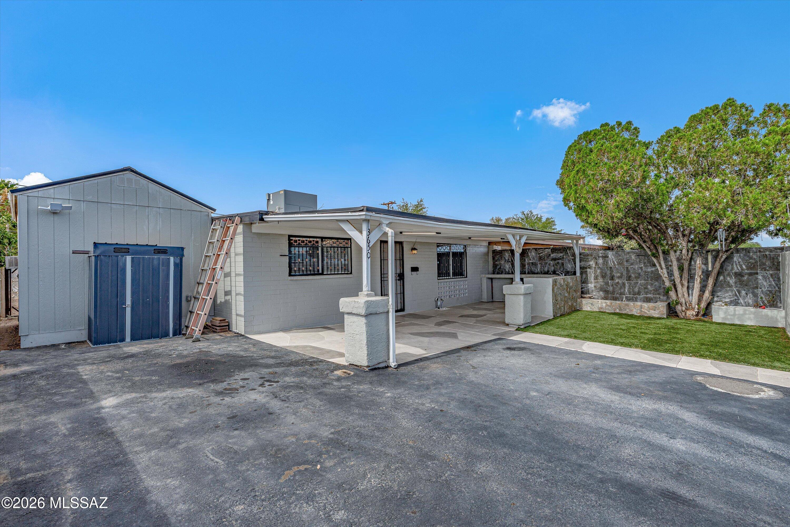MOTIVATED SELLER!!This rare seen property offers 2,091 sq. ft. of living space, including a 1,707 sq. ft. main home plus an attached casita,
The remodeled kitchen features abundant cabinetry and stainless steel appliances. Enjoy the inviting front courtyard with nicely attached BBQ area, flagstone patio, and low-maintenance synthetic turf.
The property is fully fenced, with a block wall in front and covered chain-link fencing in back, plus alley access for RV or additional vehicle parking. Conveniently located just minutes from Reid Park, golf, tennis, pickleball, the zoo, walking paths, El Con Mall, Park Place Mall, dining, and more. This property is in good condition and no major repairs will be made by seller. Buyer to verify all facts.