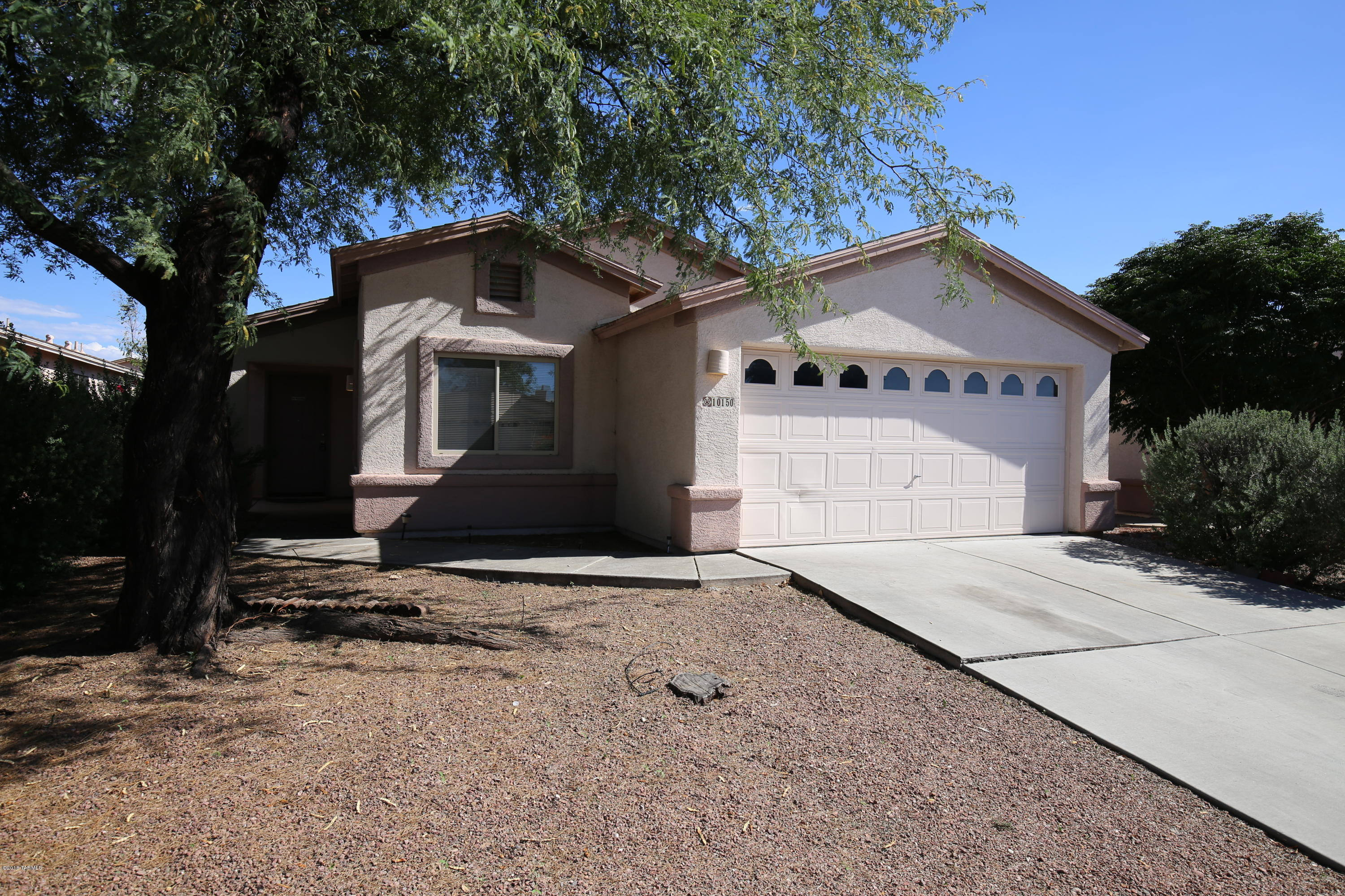 Move in ready 3 Bedroom 2 bath house, easy care tile throughout,  celling fans in bedrooms, . beautiful backyard, 2 car garage, Vail school district/ house in Rita Ranch, close to shopping, dining, I-10, DMAFB 
Pets considered with restrictions.