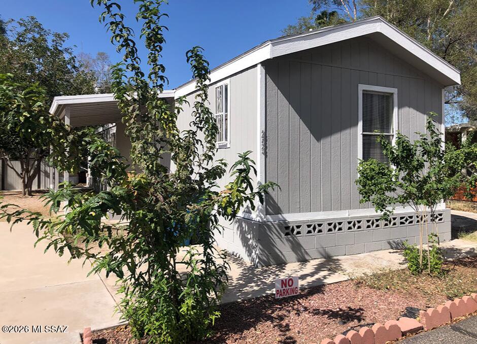 Priced to sell 3 bedroom, 2 full bath home. Community has a club house, swimming pool and more! This will not last long!