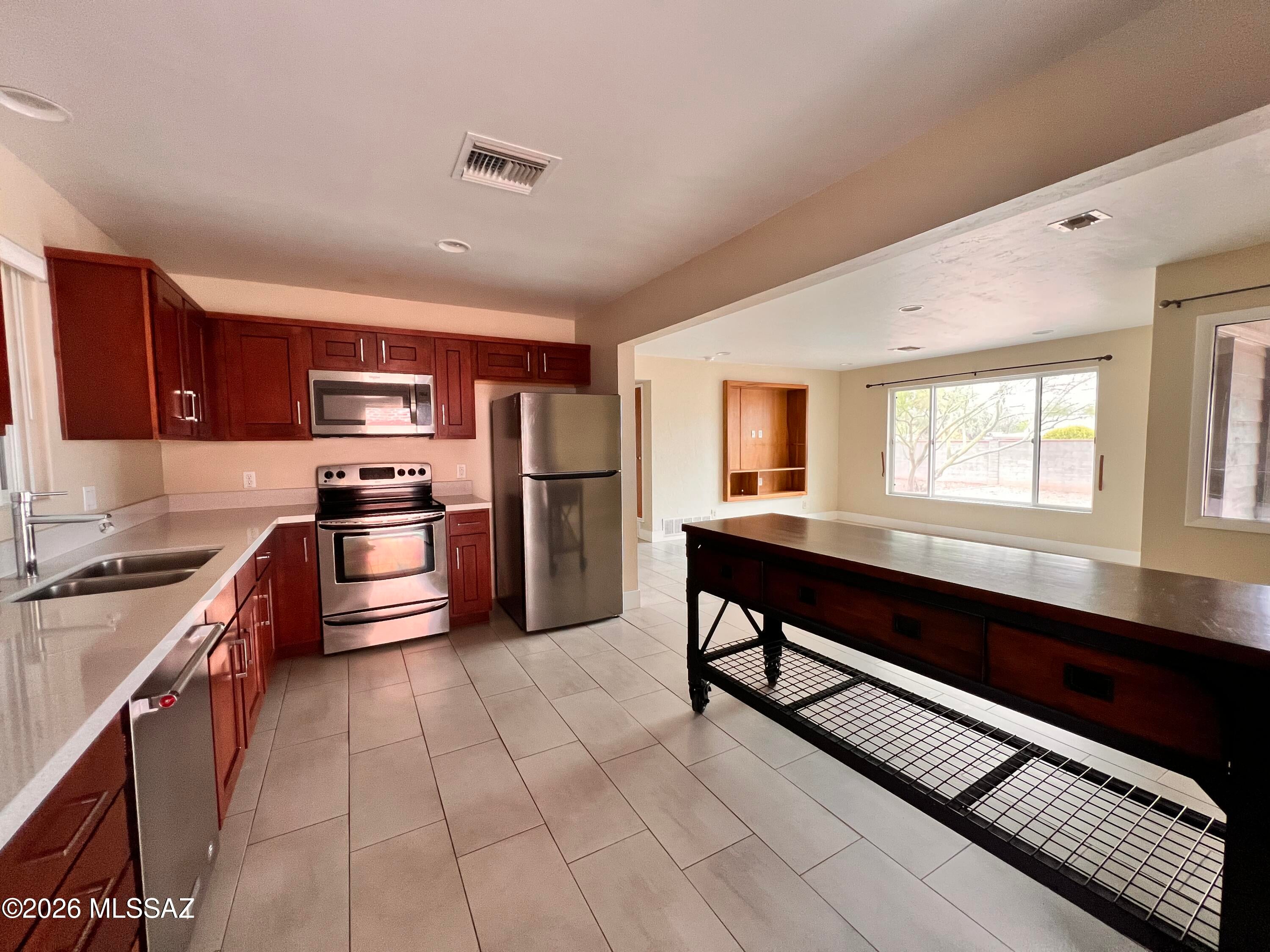 Charming 2bdr/1ba home in Central Tucson! Beautifully remodeled kitchen w/granite counters and stainless steel appliances, open/bright living room overlooking backyard w/mountain views! Dining area just off kitchen and moveable island.
Updated bath w/tub/shower combo.
Outside storage and single car carport!