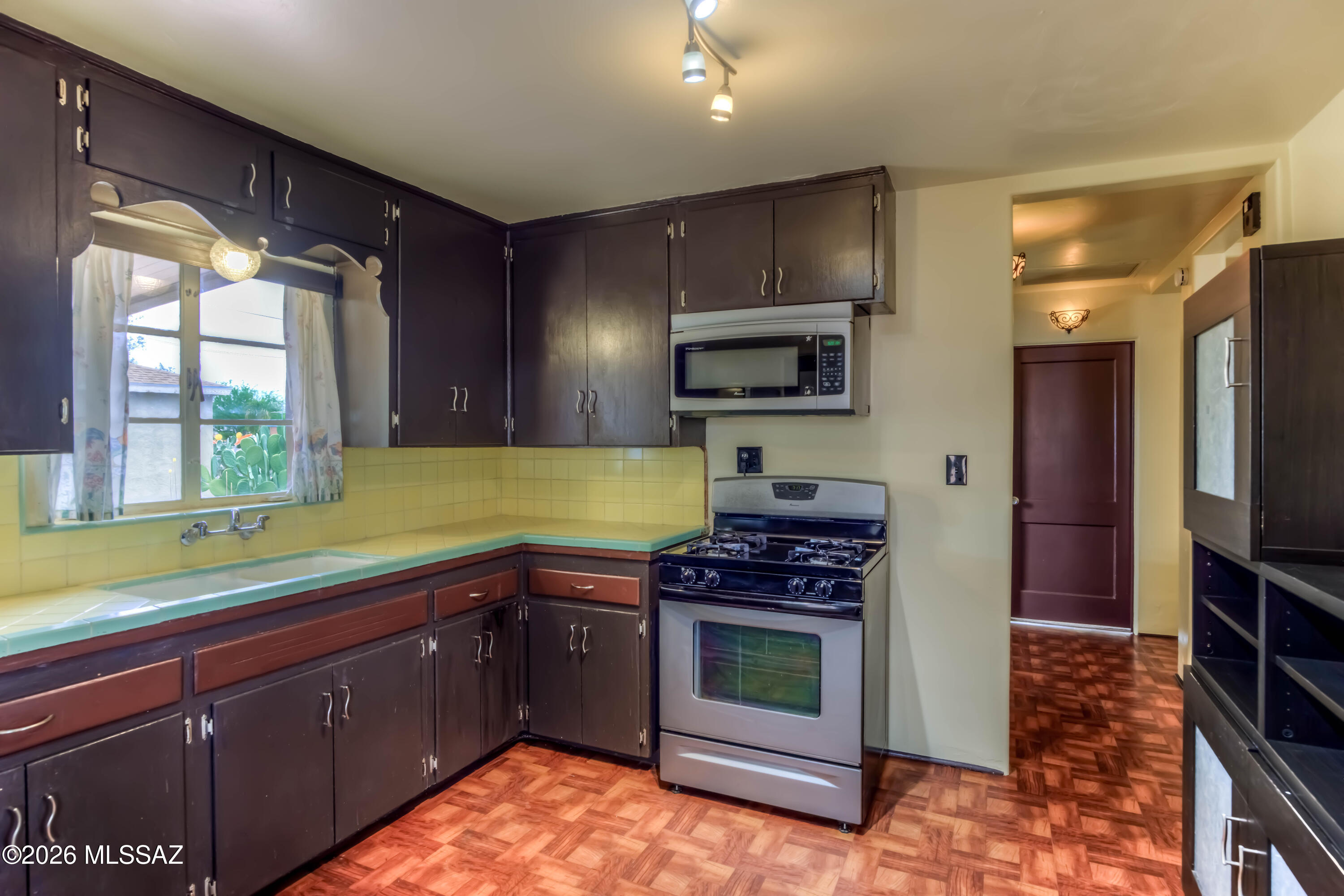 Country Club Manor - Residential